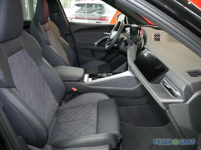Audi SQ5 view 4