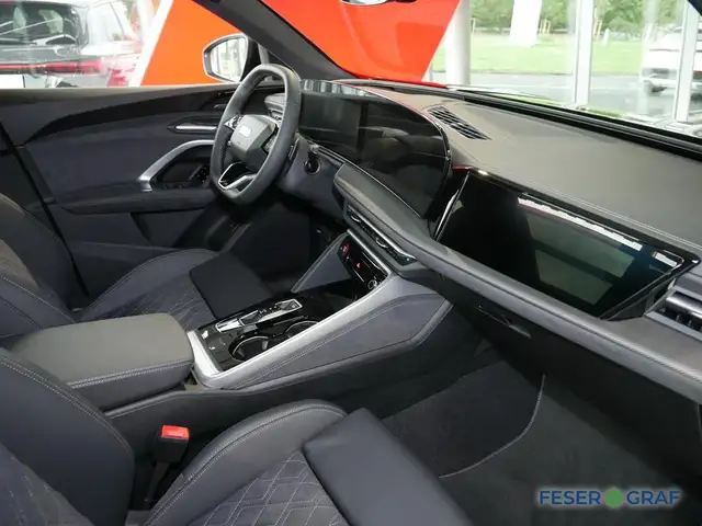 Audi SQ5 view 5