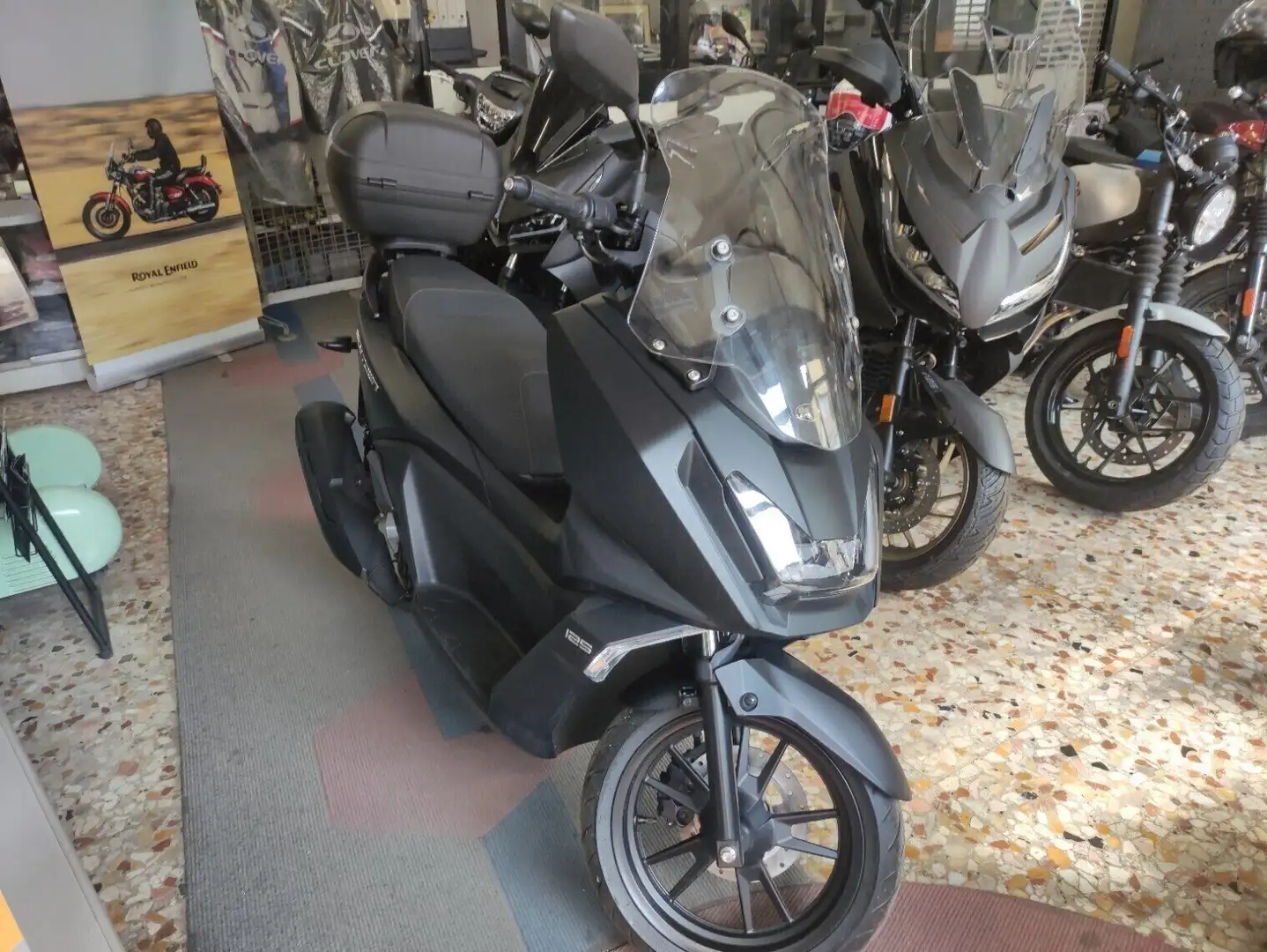 Kymco Skytown 125 Noir - 1
