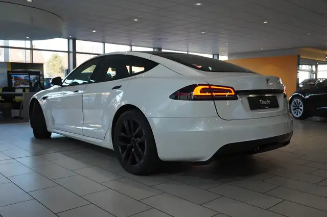 Tesla Model S view 9