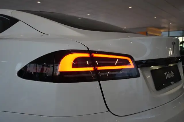 Tesla Model S view 10