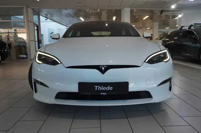 Tesla Model S view 5