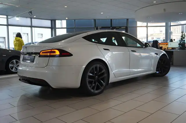 Tesla Model S view 8