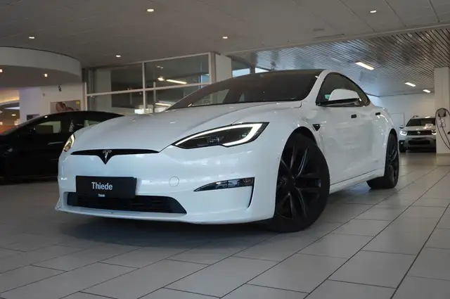 Tesla Model S view 3