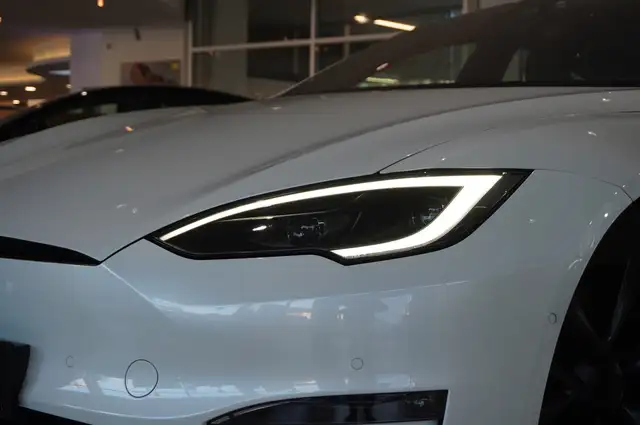 Tesla Model S view 4