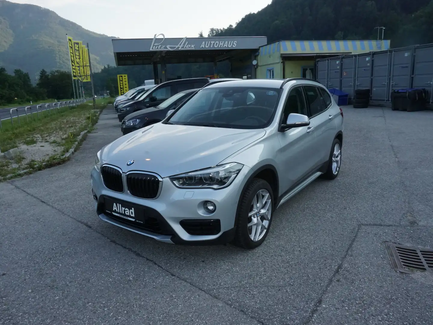 BMW X1 xDrive18d Sport Line Aut. Grijs - 1