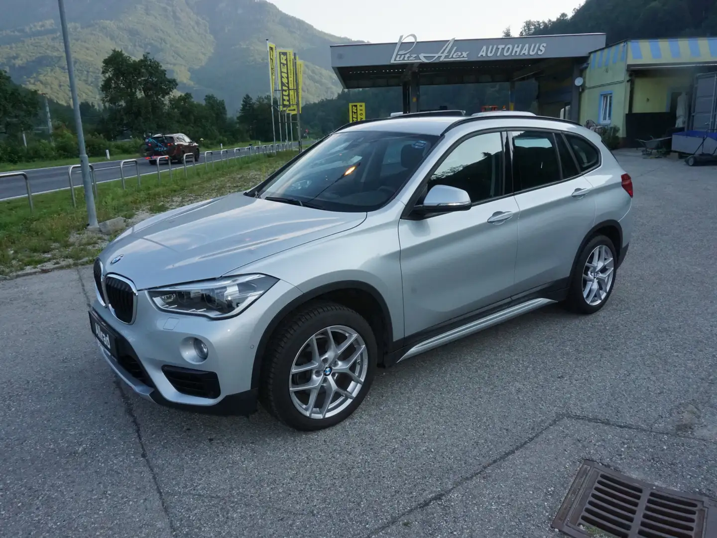 BMW X1 xDrive18d Sport Line Aut. Grijs - 2