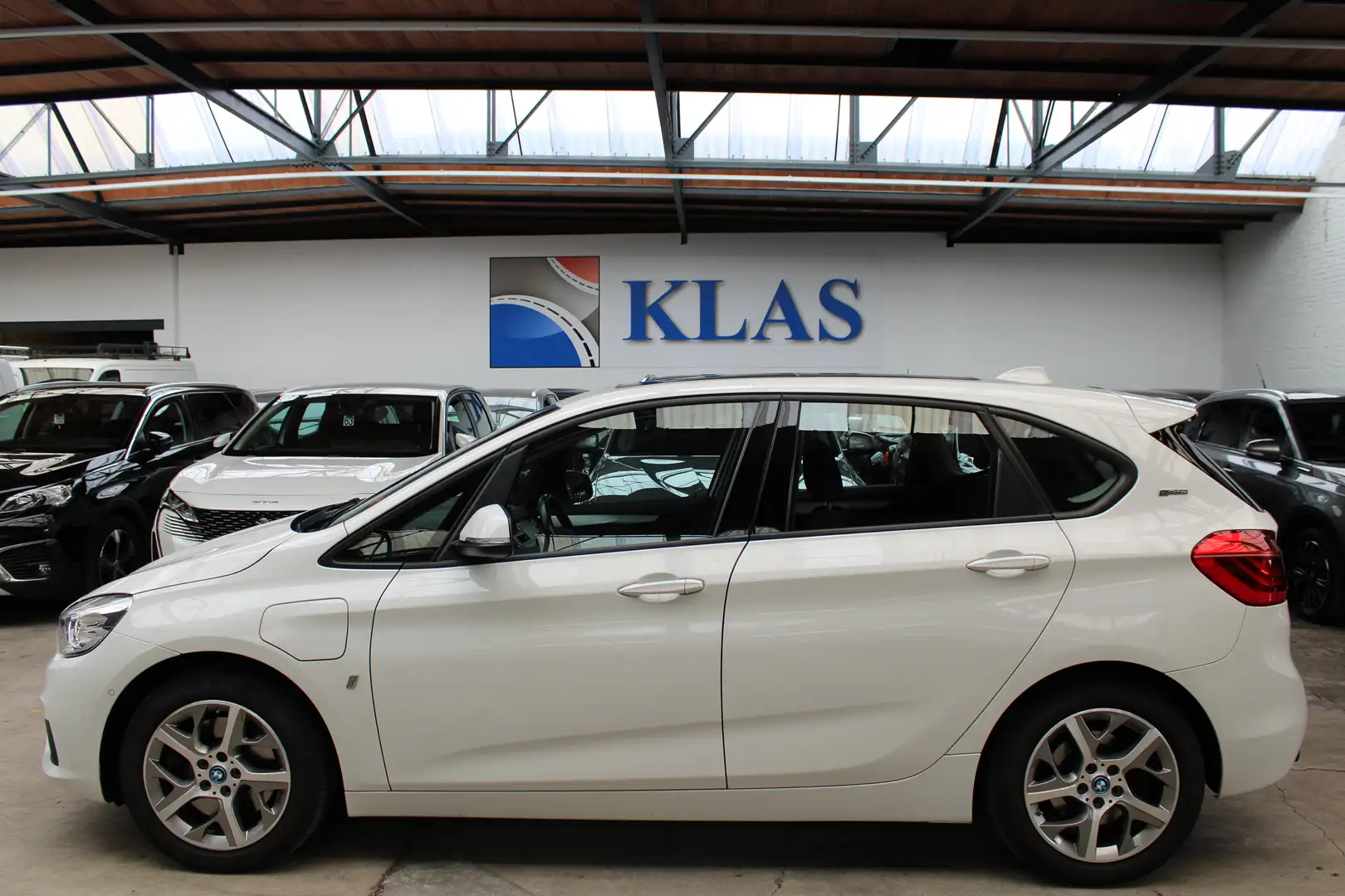 BMW 225 Active Tourer PHEV 225XE+4X4+CAMERA+TOIT PANO Wit - 2
