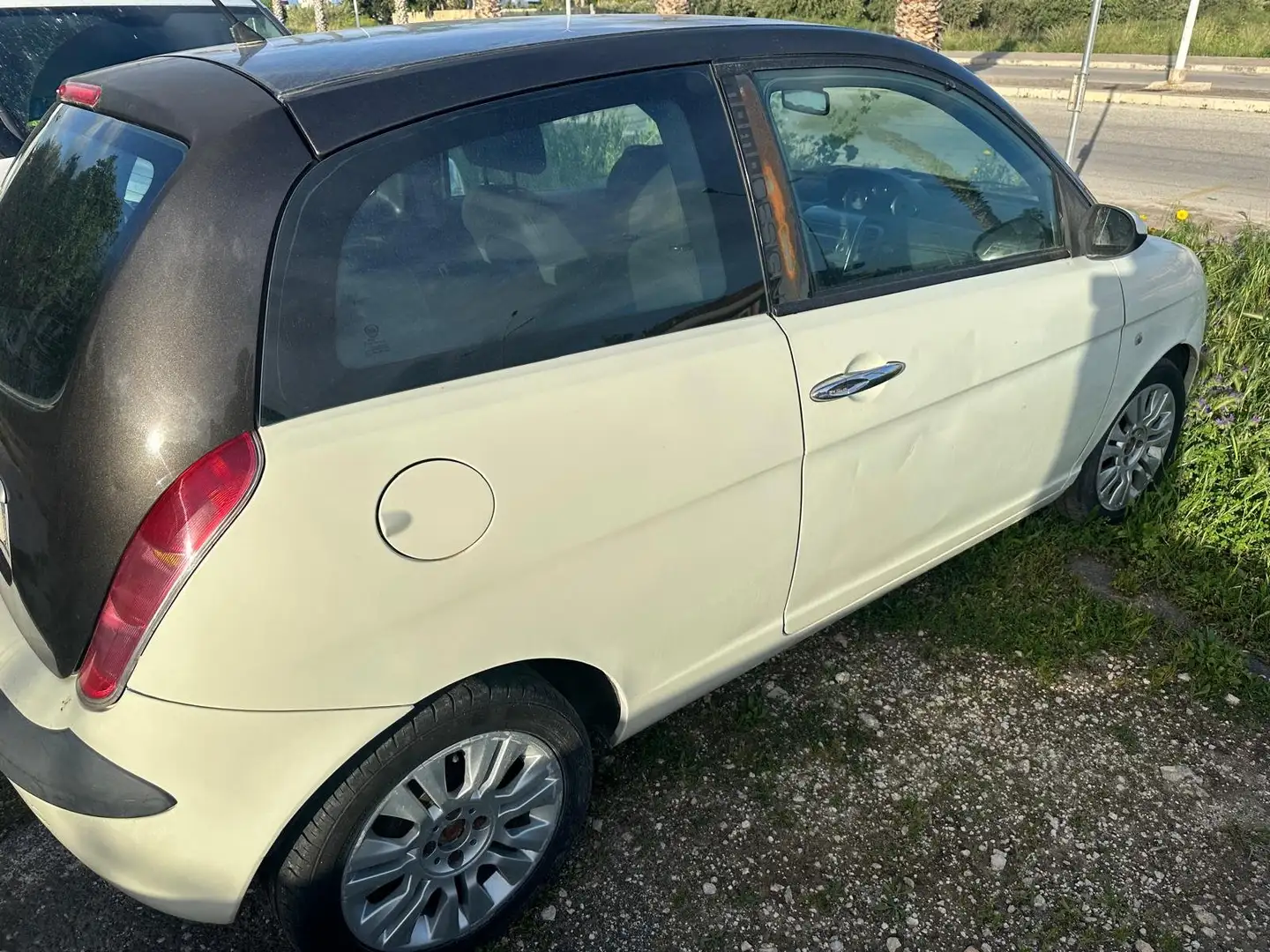 Lancia Ypsilon Ypsilon+II+2003+1.2+16v+Momo+Design Beige - 2