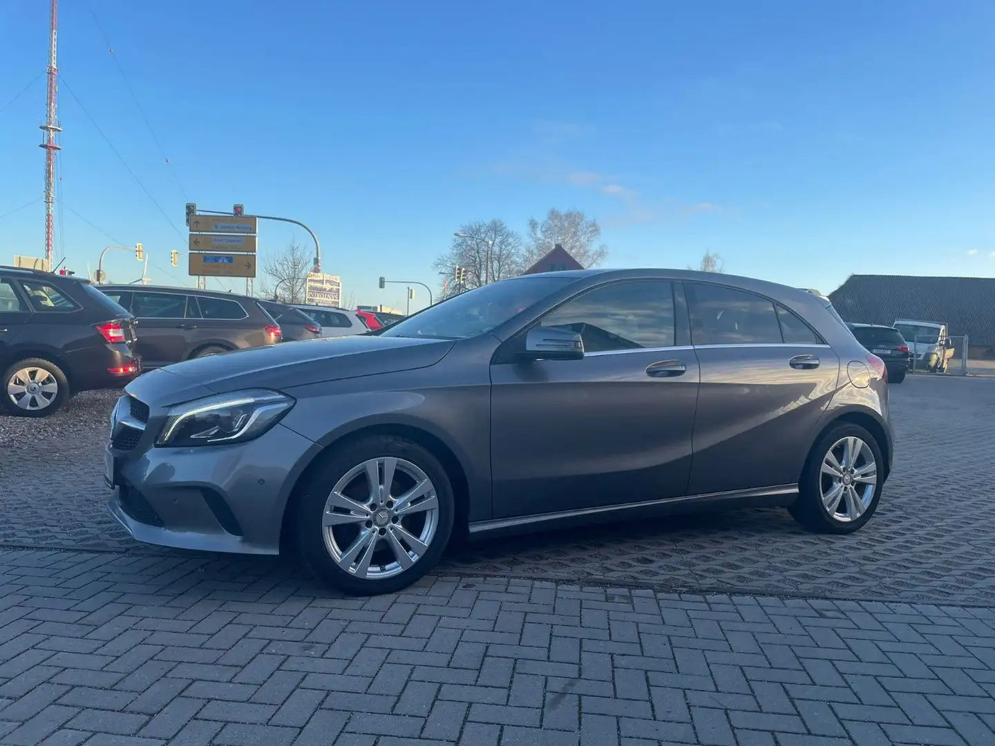 Mercedes-Benz A 180 A -Klasse A 180 BlueEfficiency Grau - 1