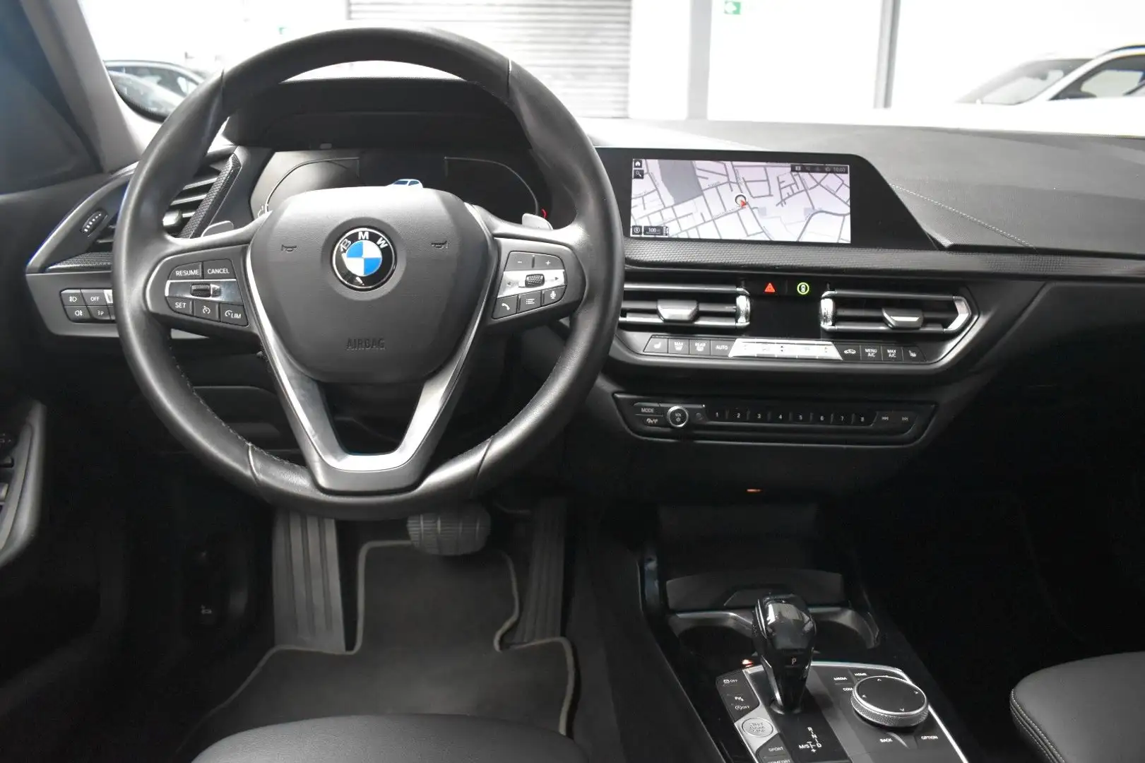 BMW 120 i SPORT LINE*LED*NAVI*LIVE COCKPIT*SHZ*PDC* Bílá - 2
