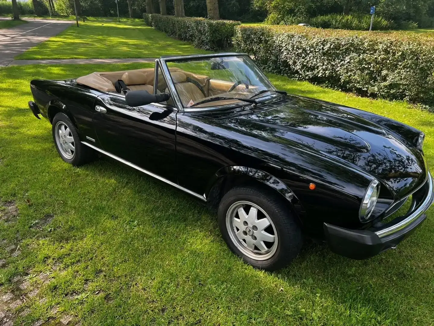 Fiat 124 Spider Negro - 1