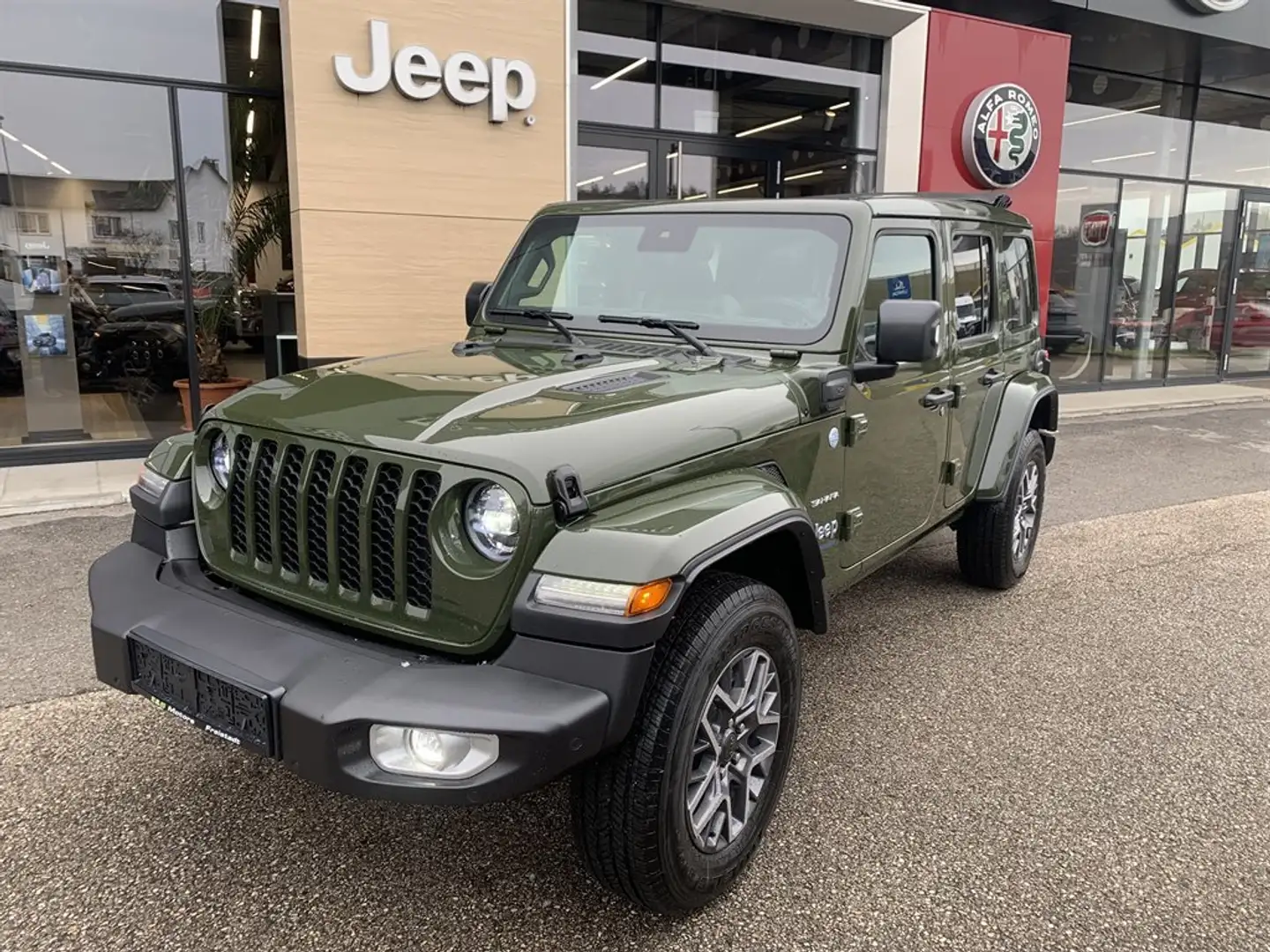 Jeep Wrangler Sahara PHEV MY23 2.0 GME 380 PS AT 4xe *Powersofttop* Зелёный - 1