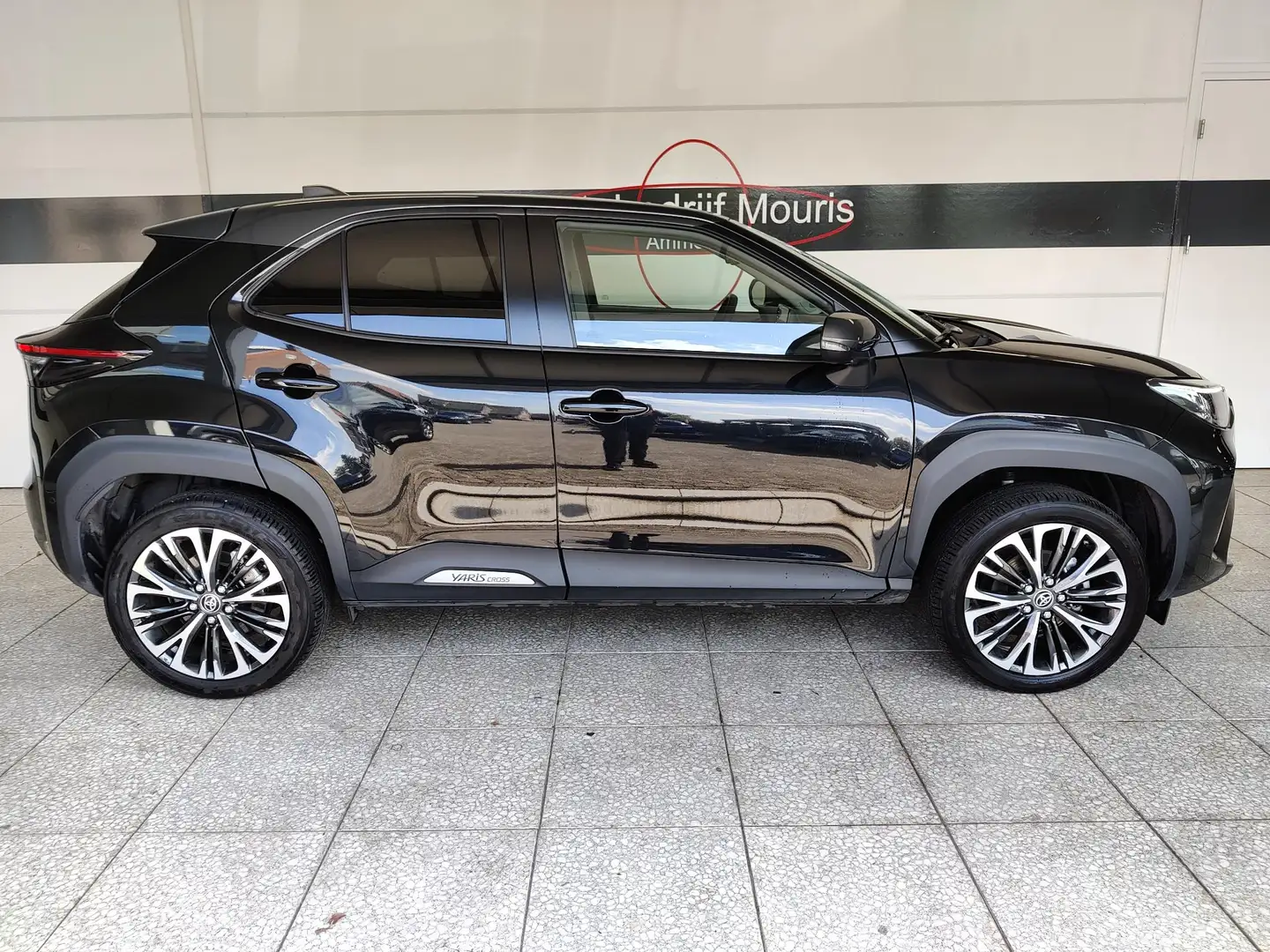 Toyota Yaris Cross 1.5 Hybrid excecutive bi-tone Zwart - 2