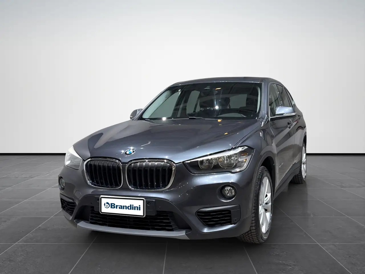 BMW X1 xdrive18d Business — photo 1 of 15