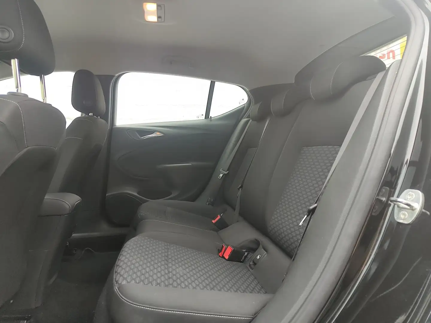 Opel Astra Edition 131PS W-Paket KAM PDC Klimaauto. Zwart - 2