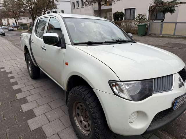 Imagine Mitsubishi L200 Doppelkabine 4WD LKW Zulassung