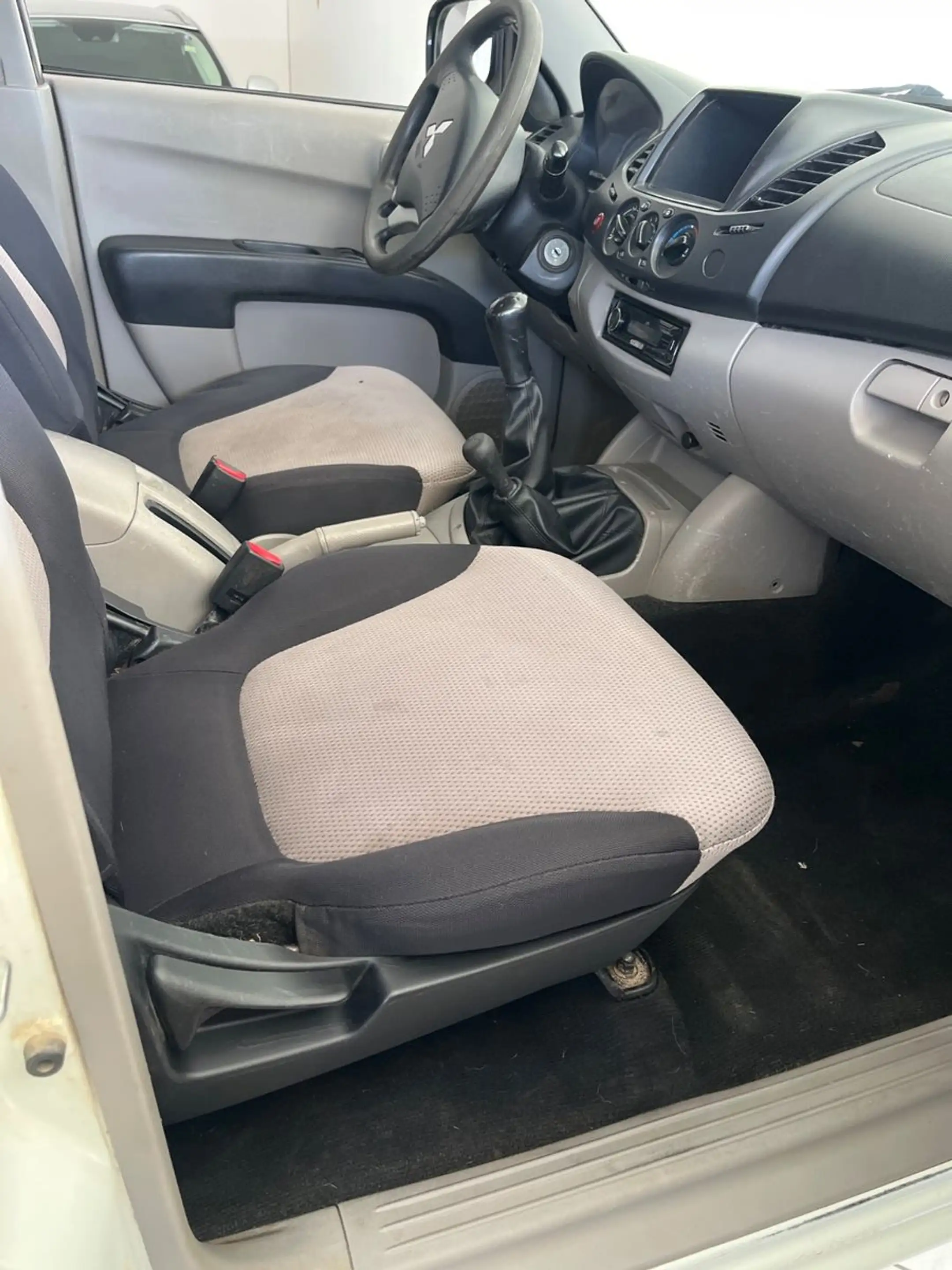Mitsubishi L200 Doppelkabine 4WD LKW Zulassung — photo 14