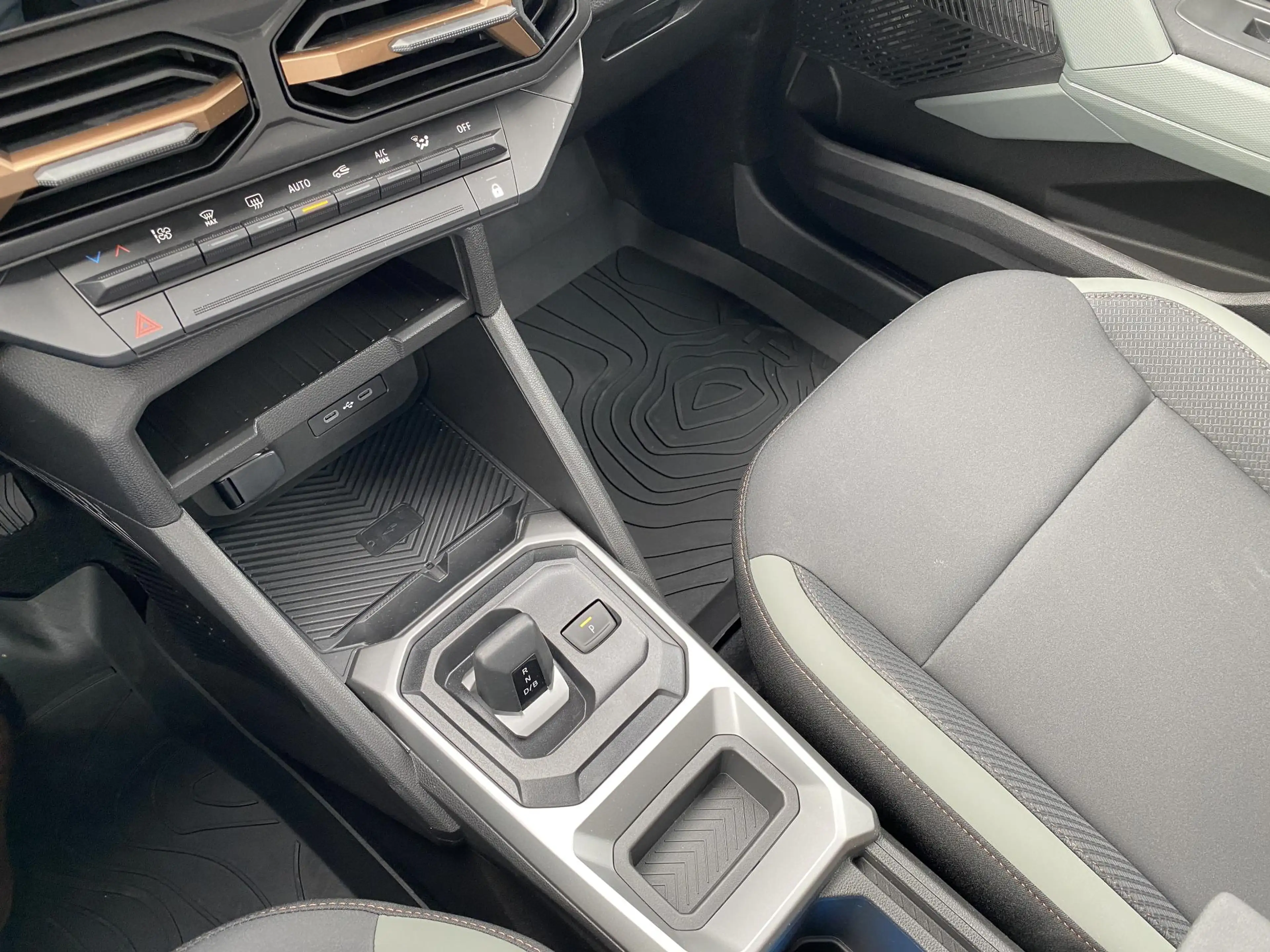 Dacia Duster Extreme Hybrid 140 — photo 10