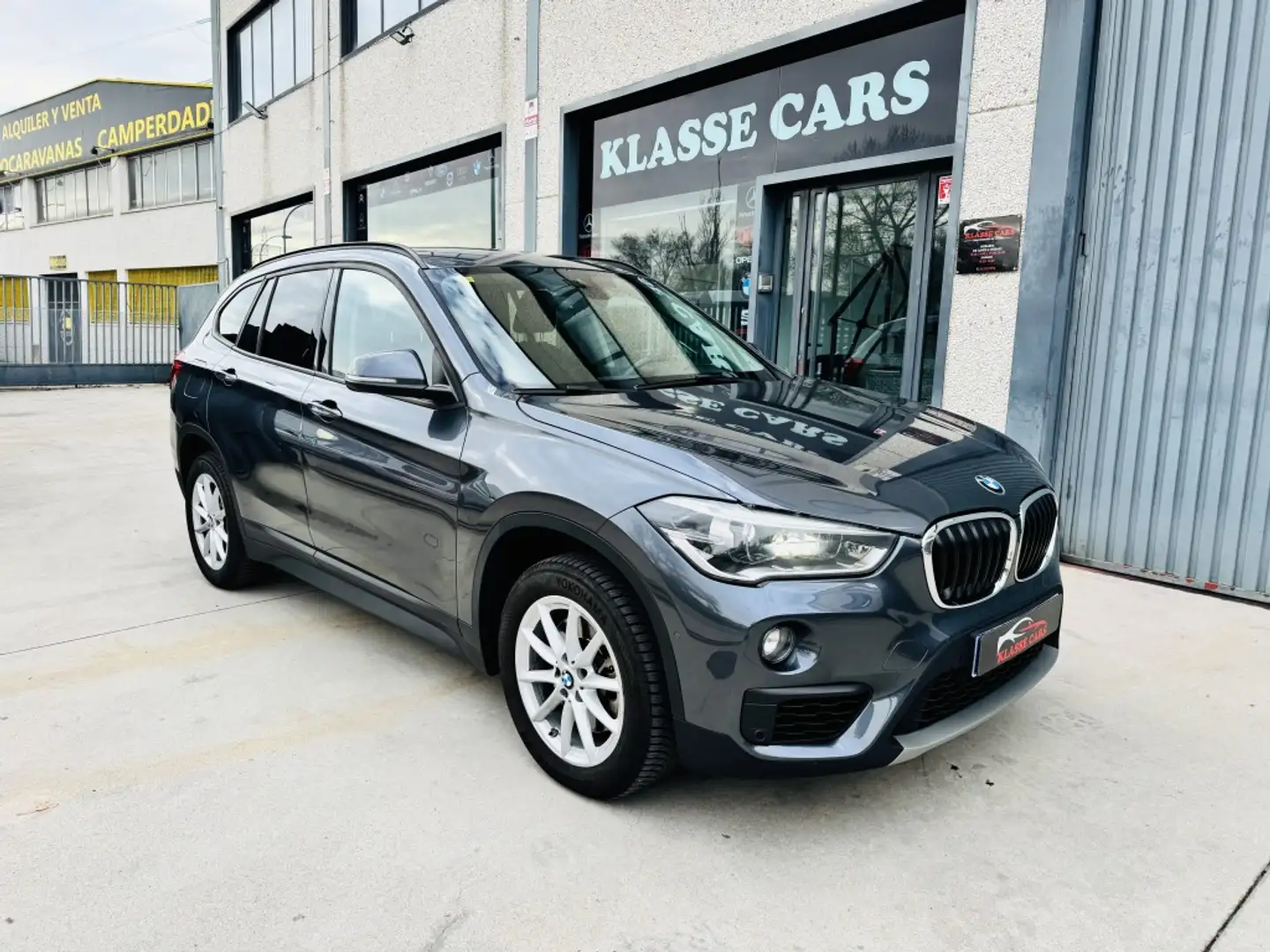 BMW X1 xDrive 20d Grau - 1