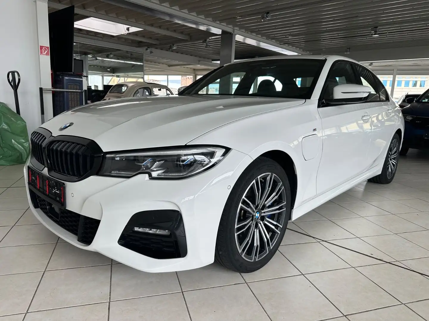 BMW 330 e M Sport *Aerodynamik-Paket M-Technic* Wit - 1