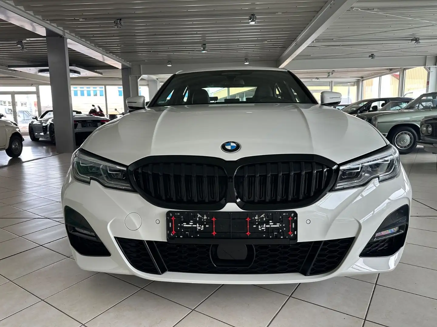 BMW 330 e M Sport *Aerodynamik-Paket M-Technic* Wit - 2