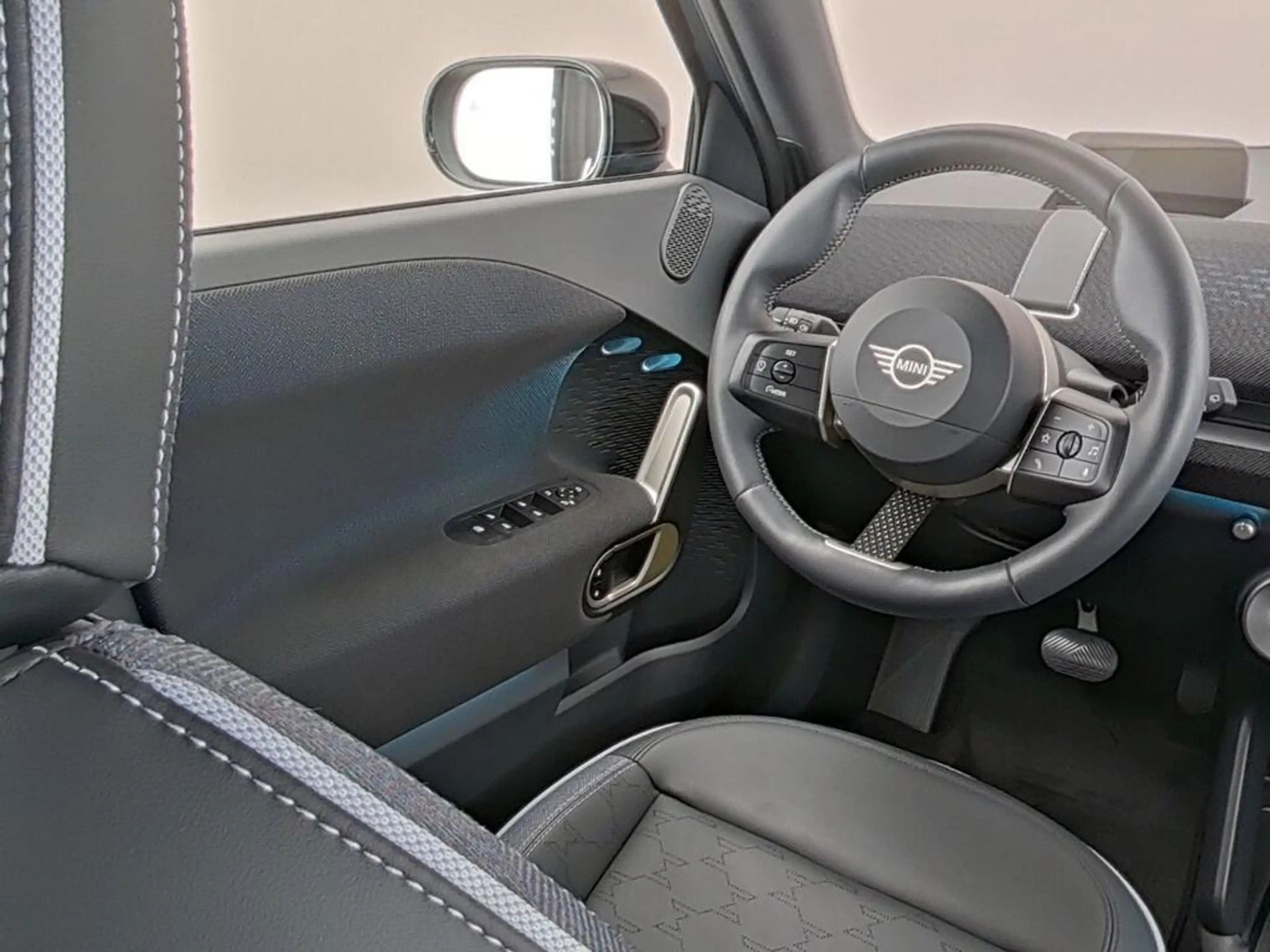 MINI Aceman E Classic S 42.5 kWh — photo 4