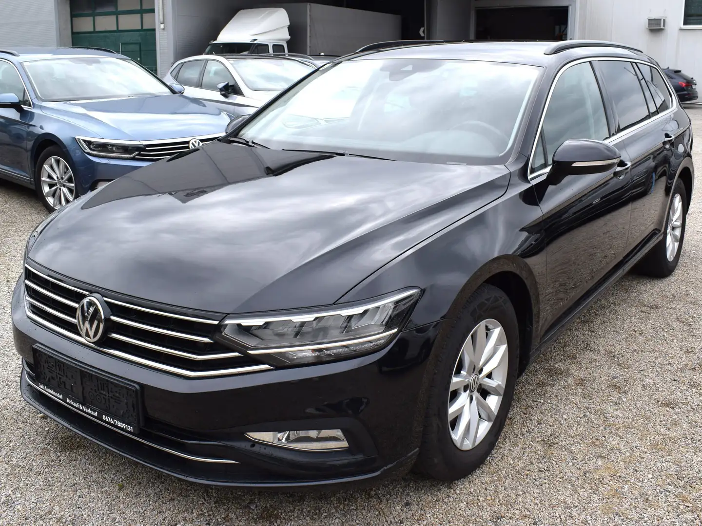 Volkswagen Passat Variant Business 2,0 SCR TDI DSG Zwart - 1