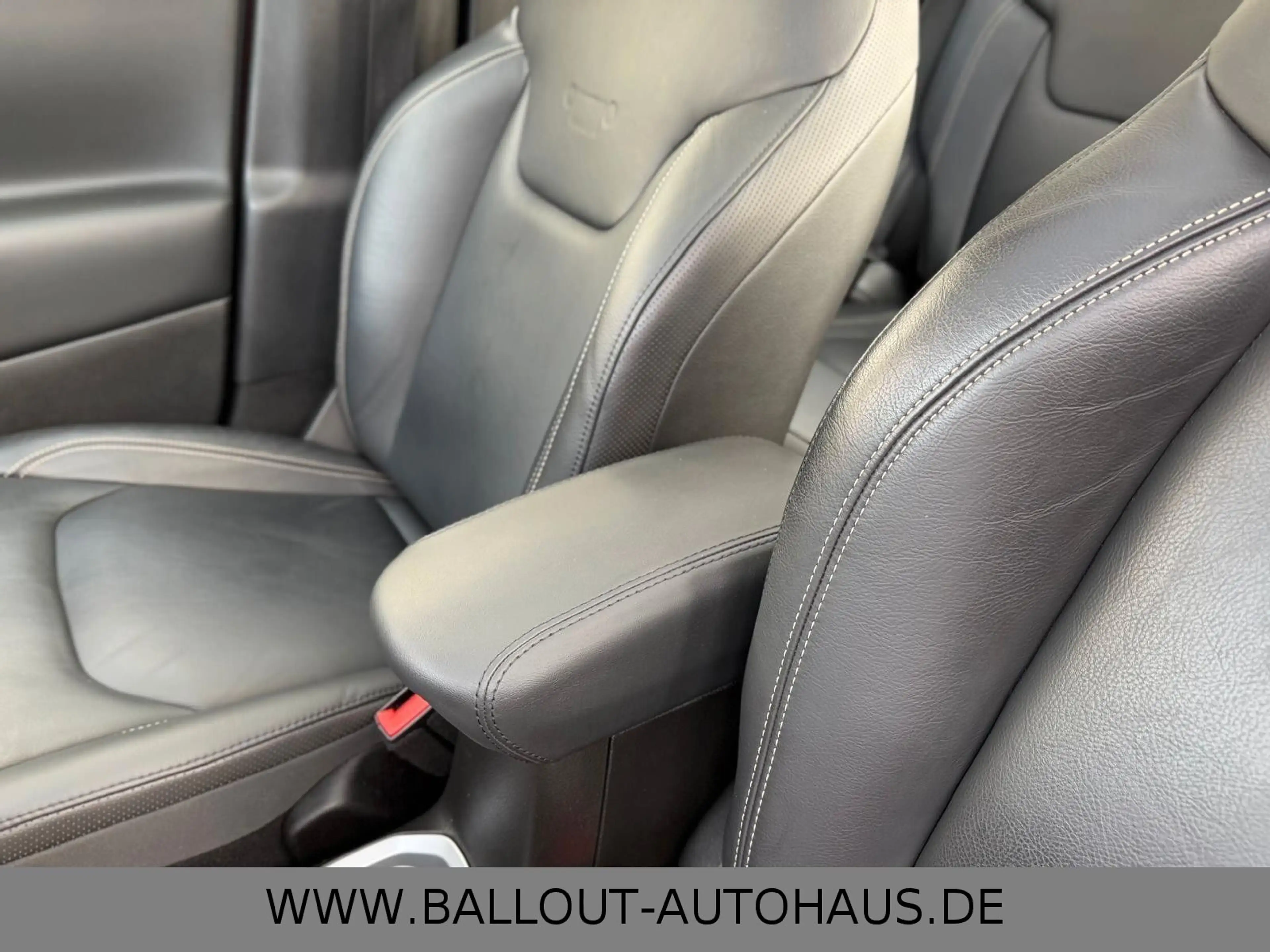 Jeep Renegade Limited 4WD*1.HAND*NAVI*TEMPO*SPUR*PANO — photo 14