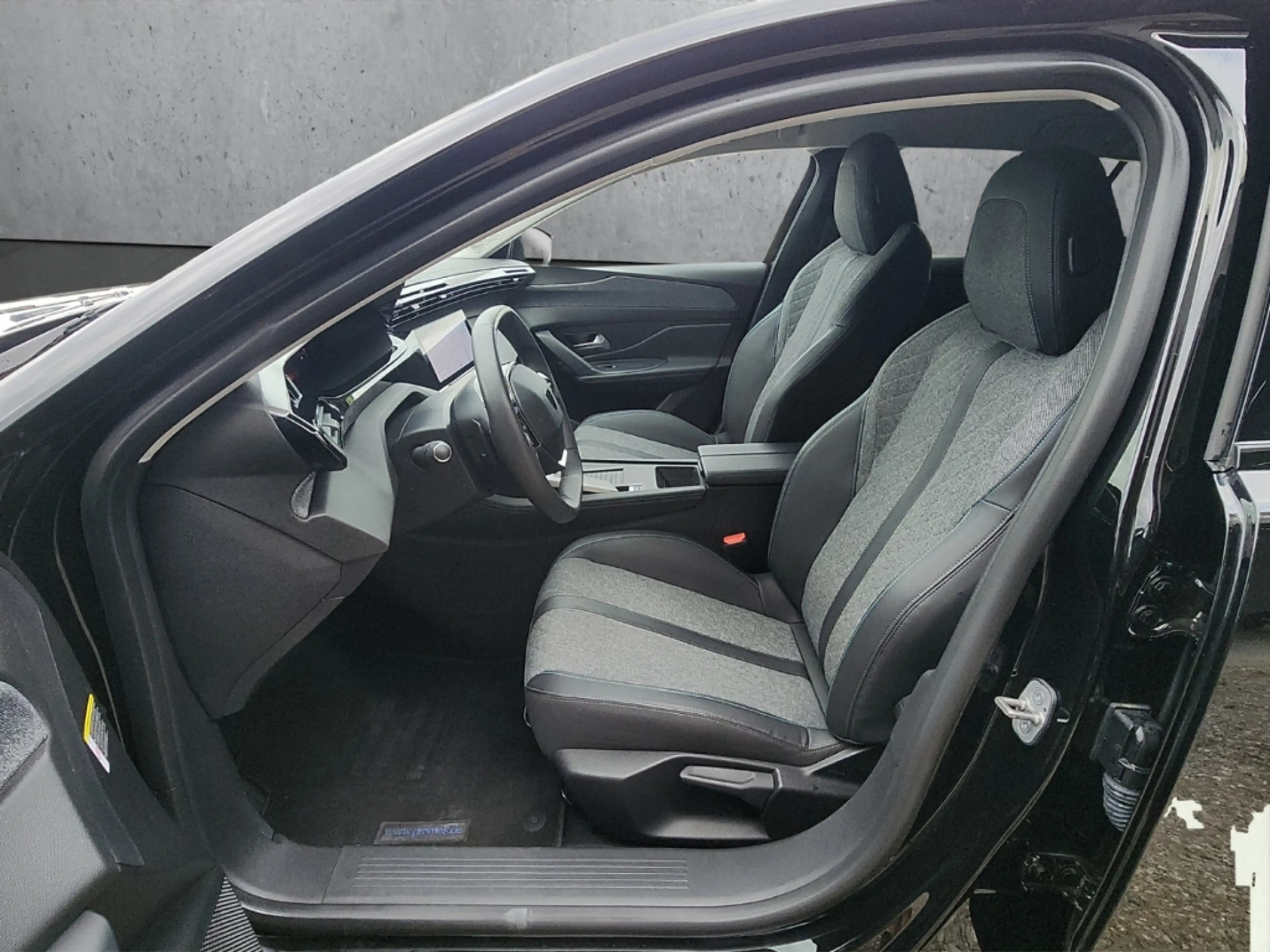 Peugeot 408 Allure PT 130 EAT8 LED ACC CarPlay Kamera — photo 9