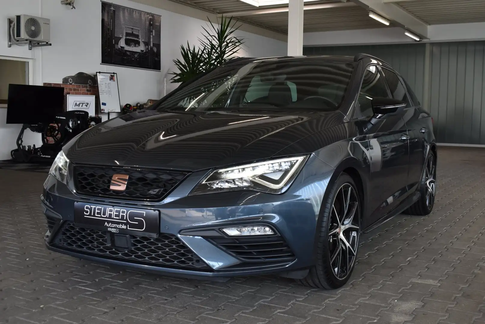 SEAT Leon ST 2.0 TSI Cupra 4Drive Performance Paket Brembo Grau - 1