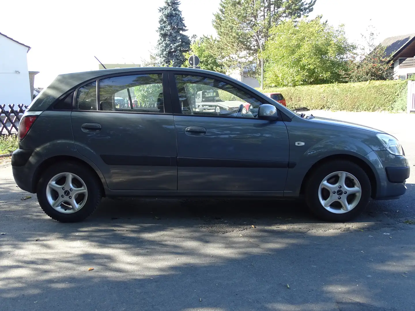 Kia Rio Rio Fließheck 1.4 Base*TÜV NEU*ALU*KLIMA Grau - 2