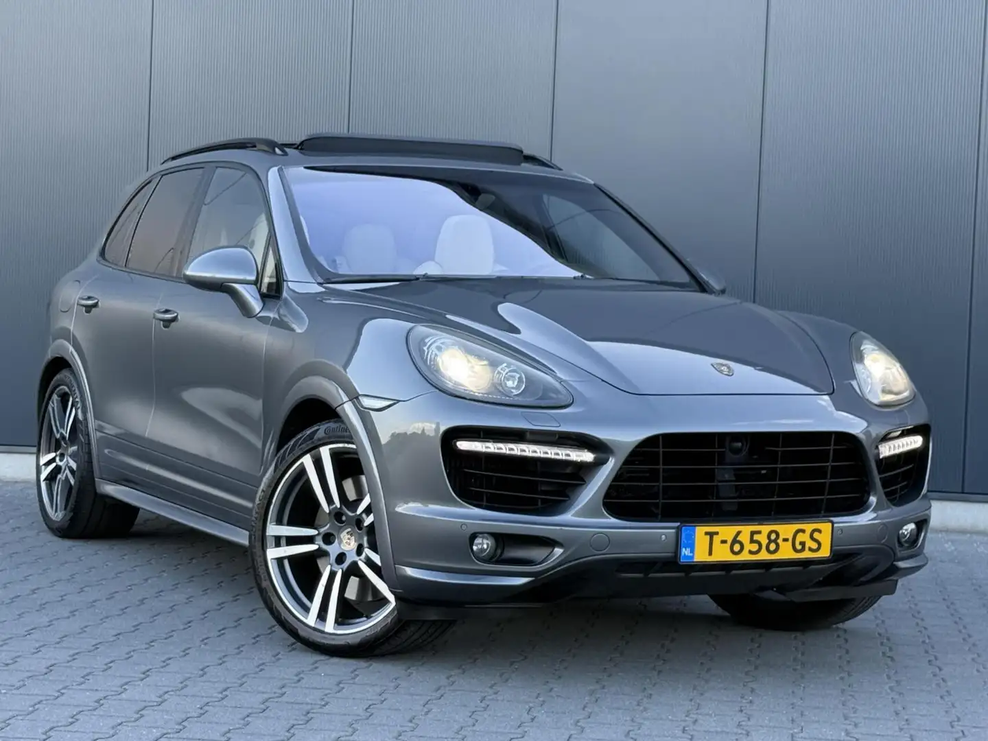 Porsche Cayenne 4.8 Turbo 501PK - Adaptive - Pano - Alcantara Gris - 2