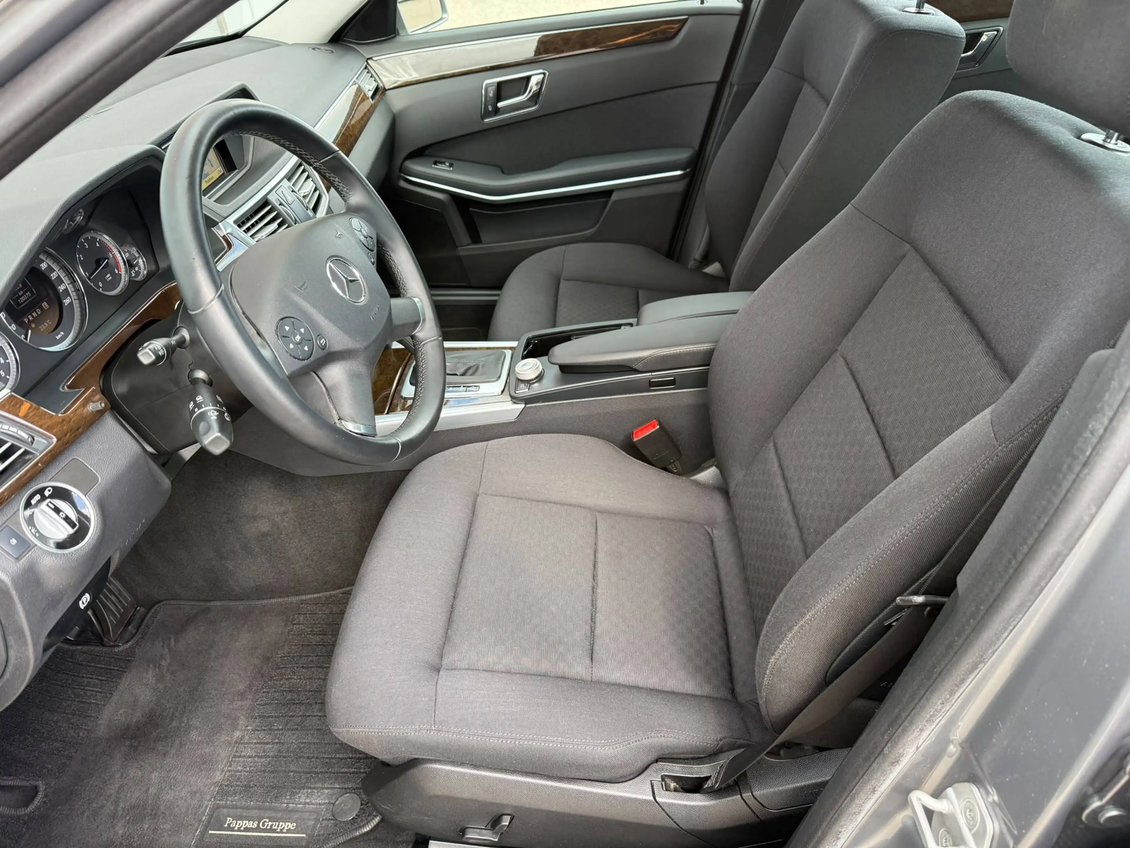 Mercedes-Benz E 200 E 200 CDI Aut. BlueEfficiency NAVI / SITZHEIZUNG / TEMPOMAT / BI-XENON / LED — photo 8