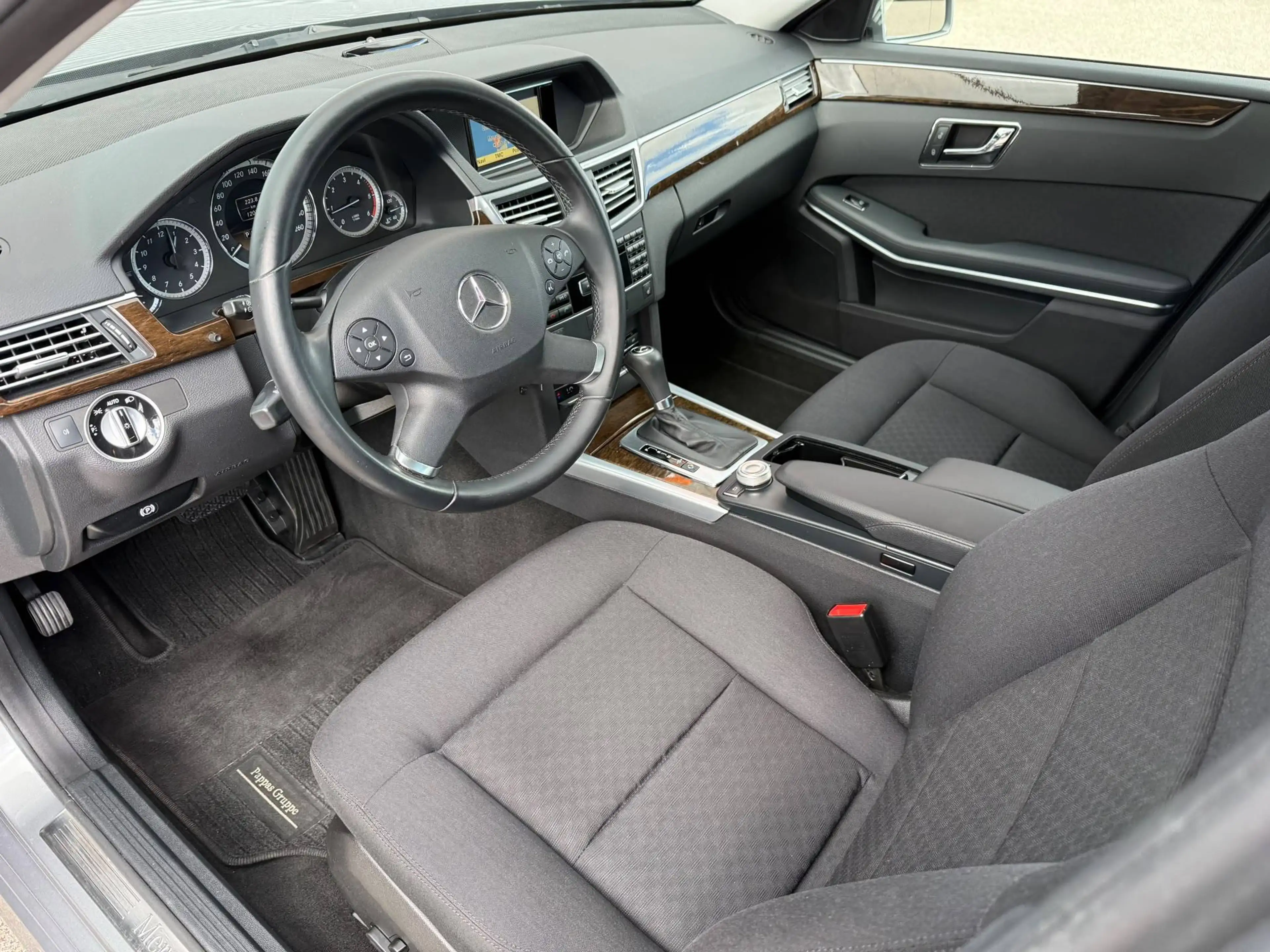 Mercedes-Benz E 200 E 200 CDI Aut. BlueEfficiency NAVI / SITZHEIZUNG / TEMPOMAT / BI-XENON / LED — photo 9