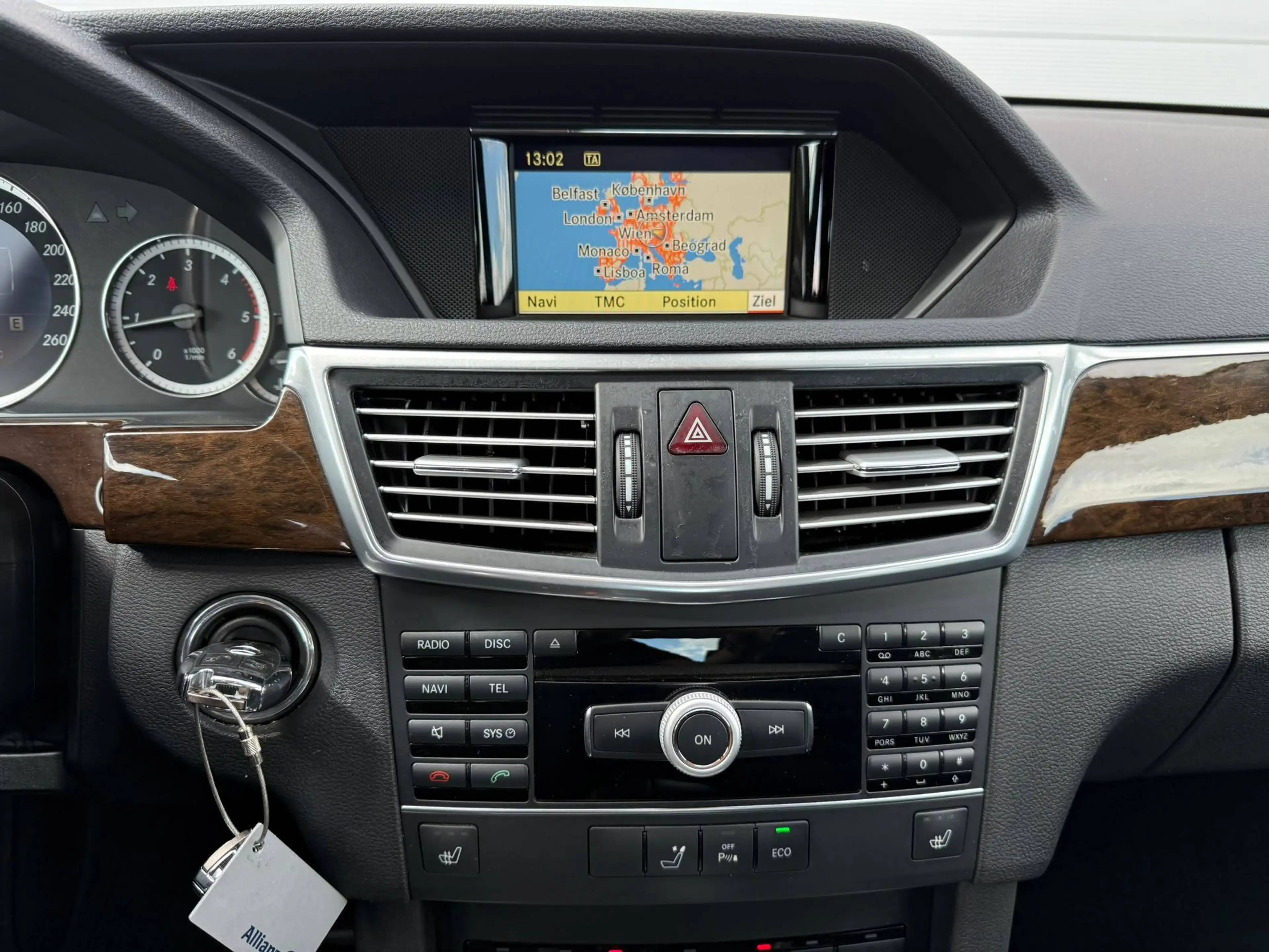 Mercedes-Benz E 200 E 200 CDI Aut. BlueEfficiency NAVI / SITZHEIZUNG / TEMPOMAT / BI-XENON / LED — photo 14