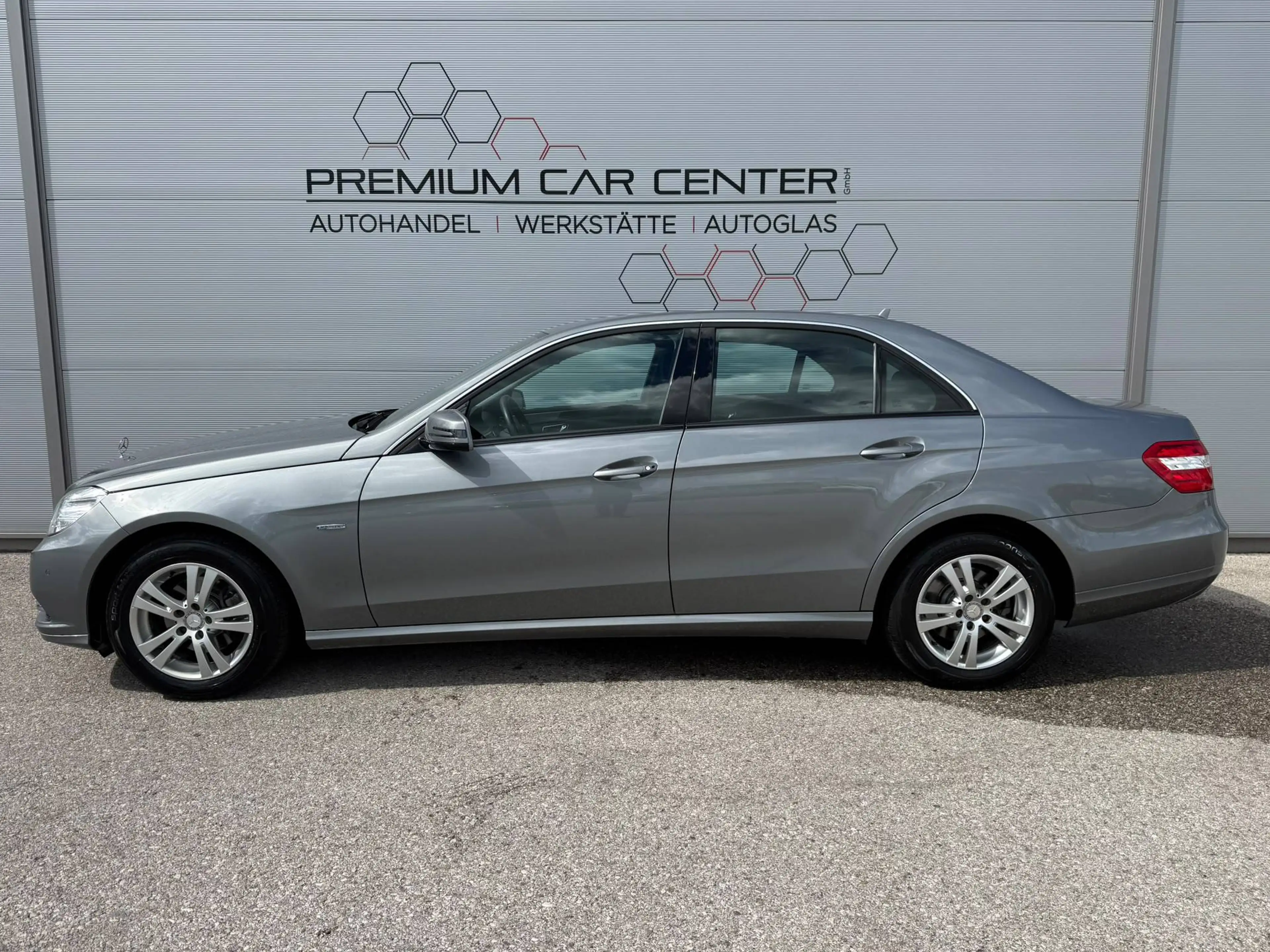 Mercedes-Benz E 200 E 200 CDI Aut. BlueEfficiency NAVI / SITZHEIZUNG / TEMPOMAT / BI-XENON / LED — photo 4