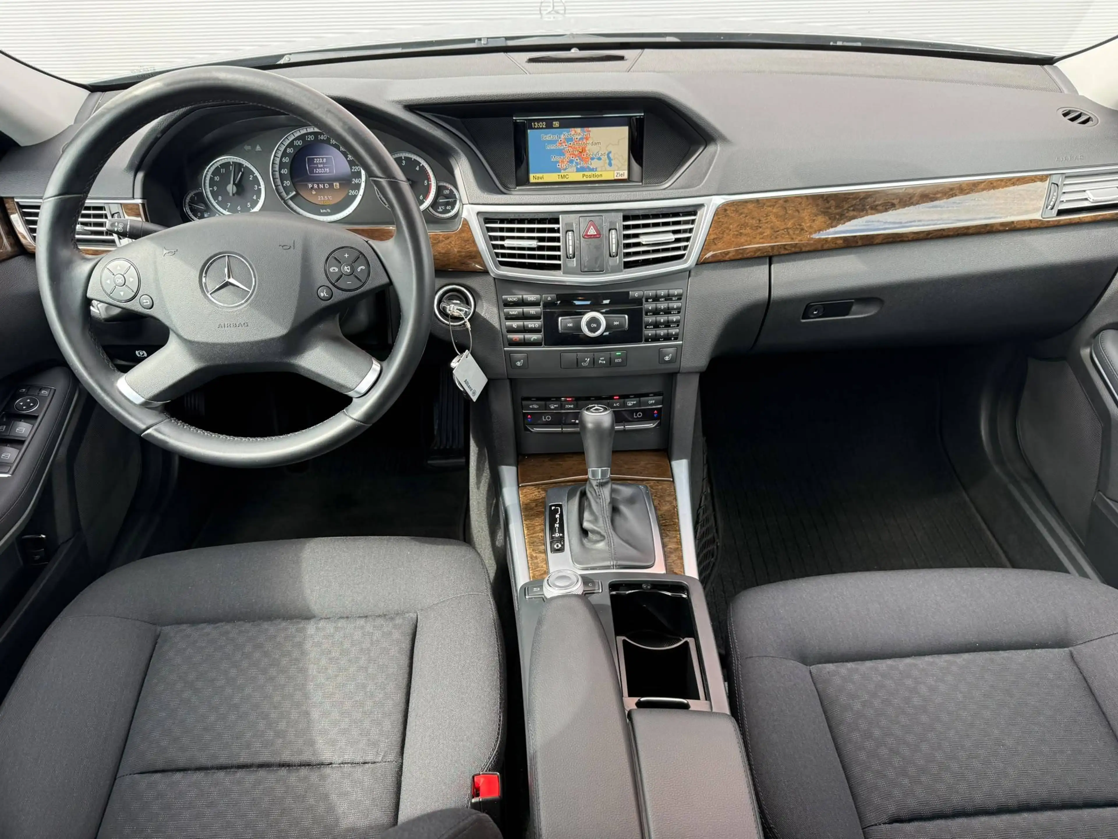 Mercedes-Benz E 200 E 200 CDI Aut. BlueEfficiency NAVI / SITZHEIZUNG / TEMPOMAT / BI-XENON / LED — photo 10