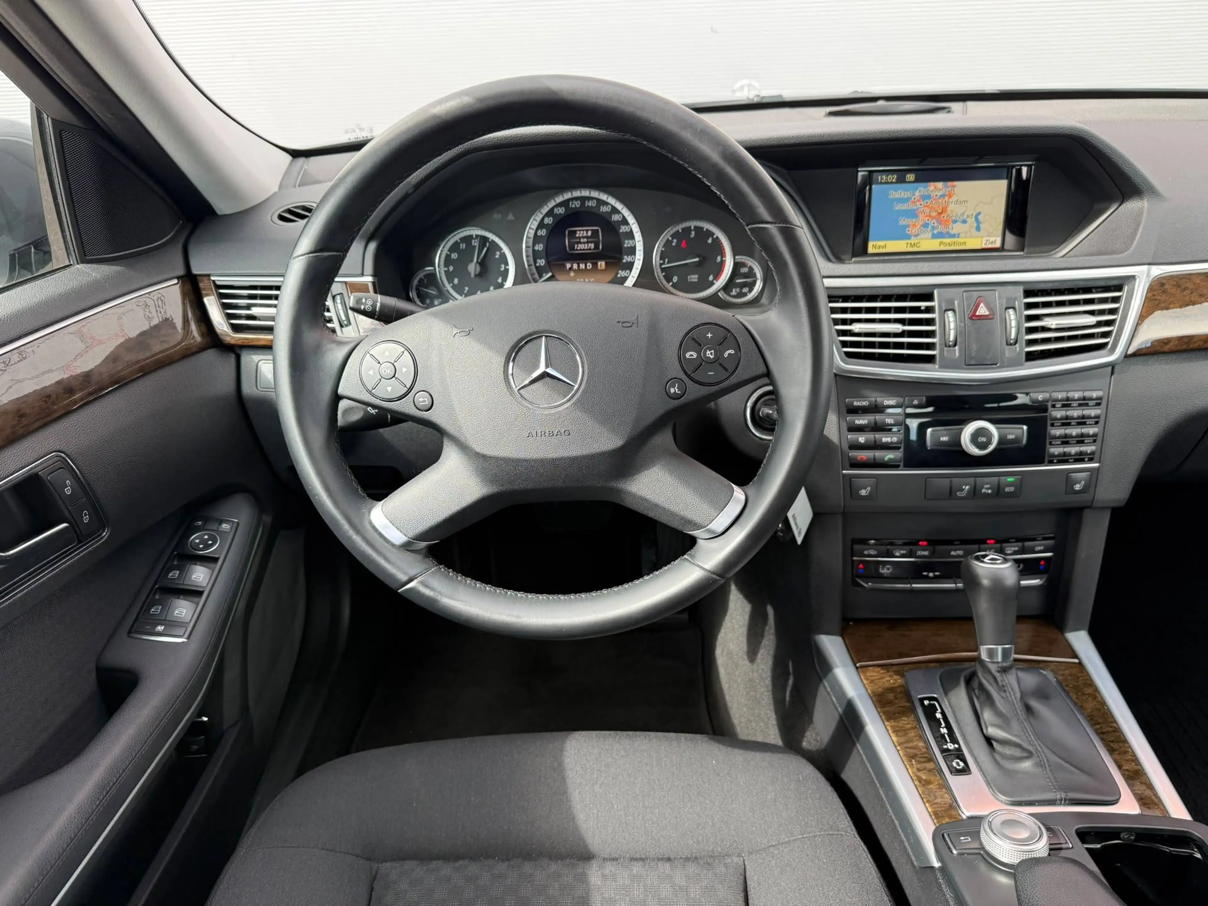 Mercedes-Benz E 200 E 200 CDI Aut. BlueEfficiency NAVI / SITZHEIZUNG / TEMPOMAT / BI-XENON / LED — photo 11