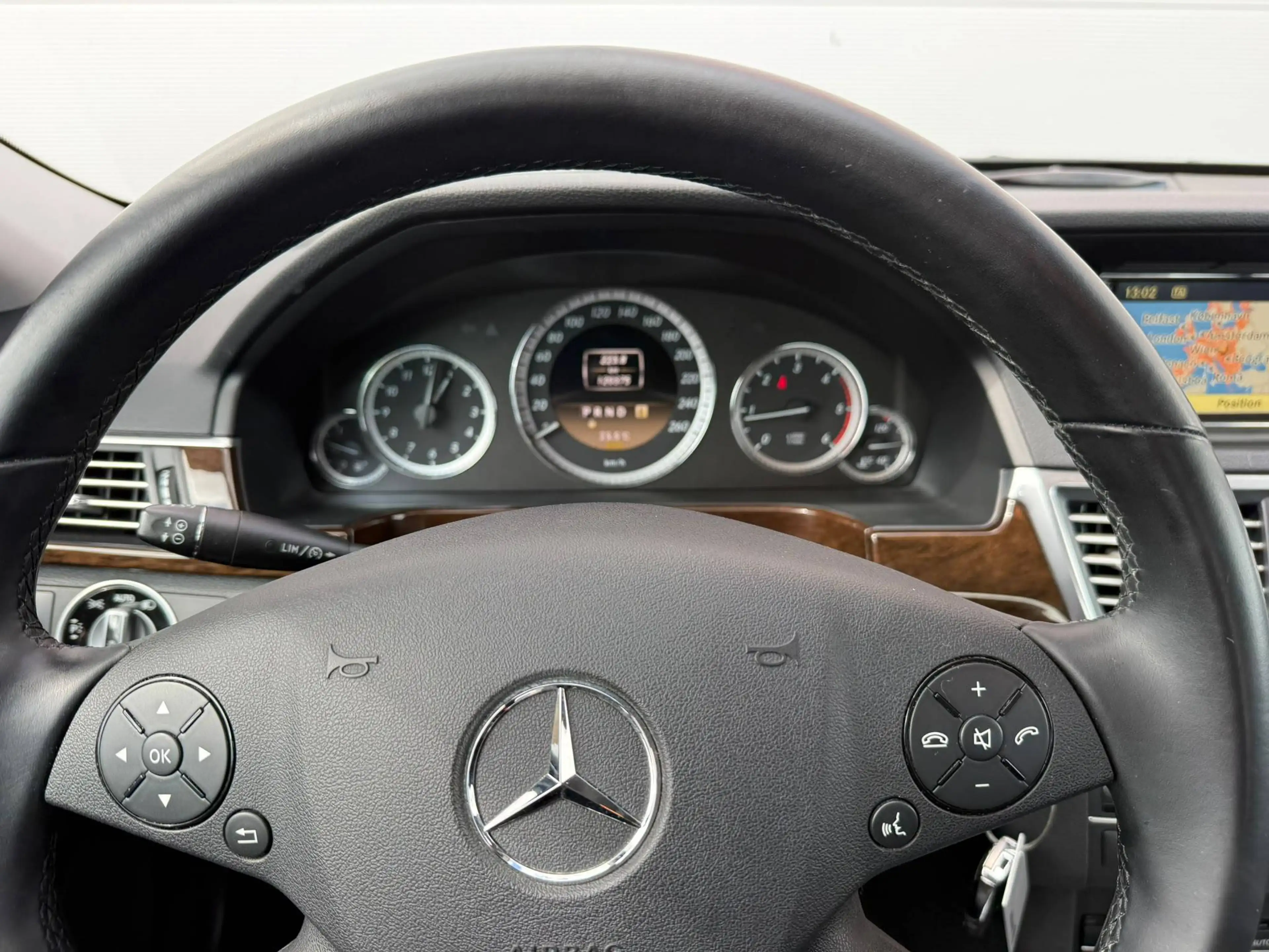 Mercedes-Benz E 200 E 200 CDI Aut. BlueEfficiency NAVI / SITZHEIZUNG / TEMPOMAT / BI-XENON / LED — photo 12