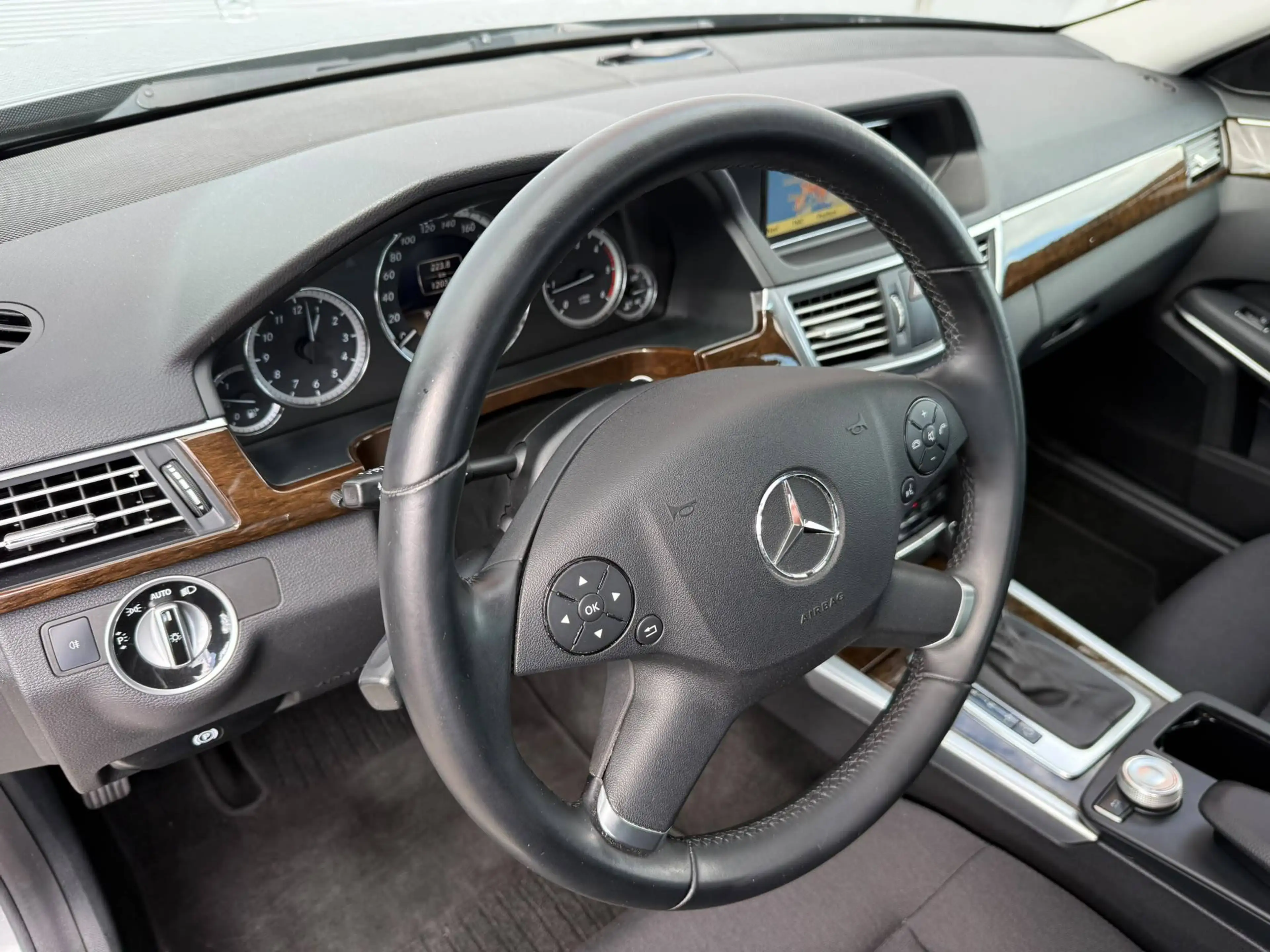 Mercedes-Benz E 200 E 200 CDI Aut. BlueEfficiency NAVI / SITZHEIZUNG / TEMPOMAT / BI-XENON / LED — photo 13