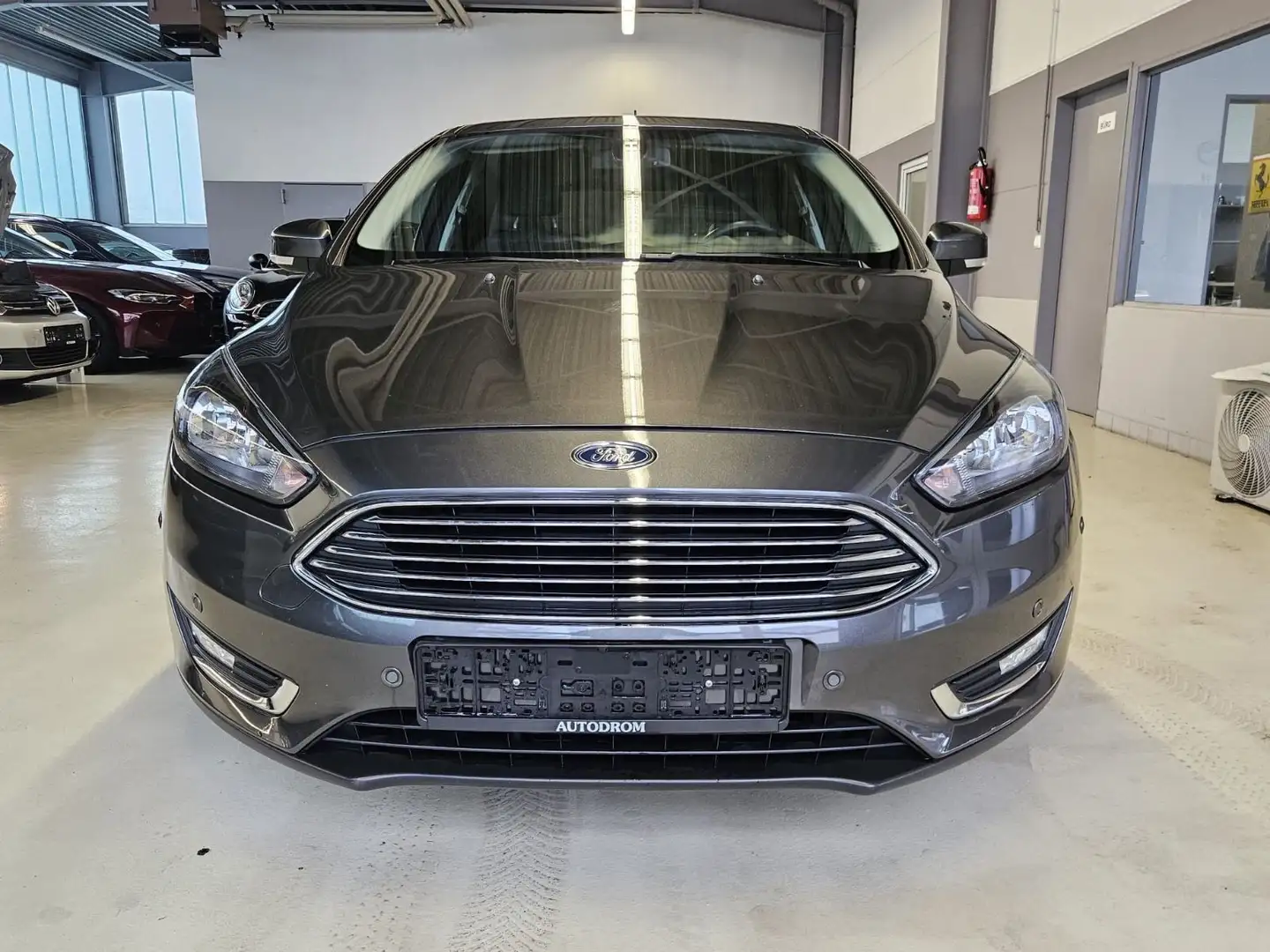 Ford Focus 1.0EcoBoost Aut. Titanium+Navi+Lenkradhzng Gris - 2