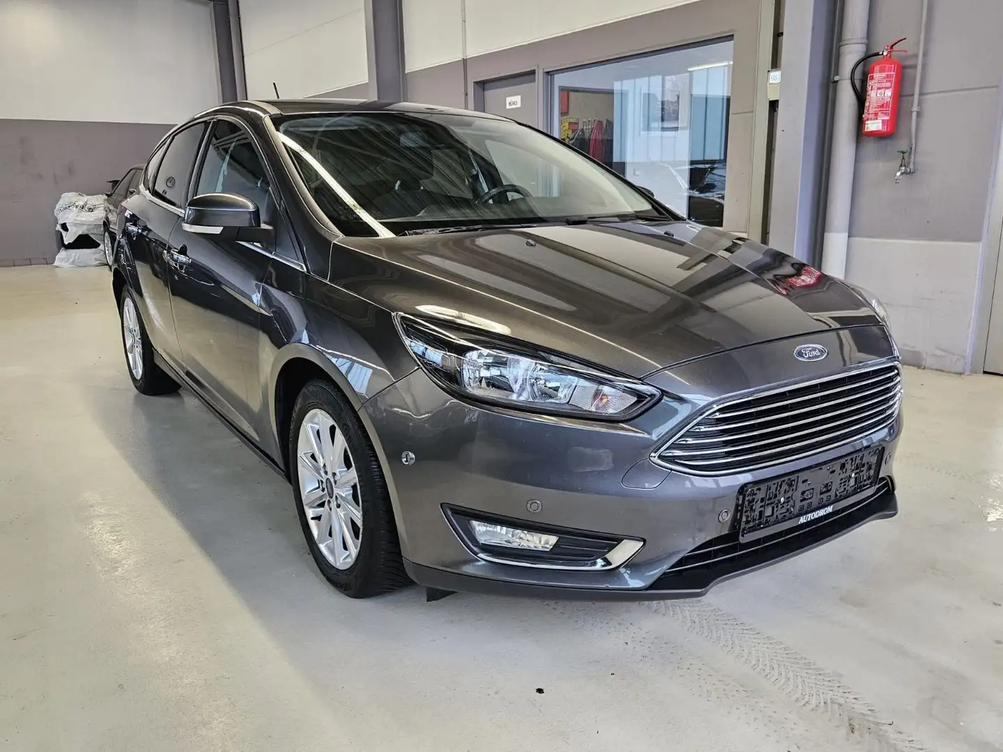 Ford Focus 1.0EcoBoost Aut. Titanium+Navi+Lenkradhzng Gris - 1