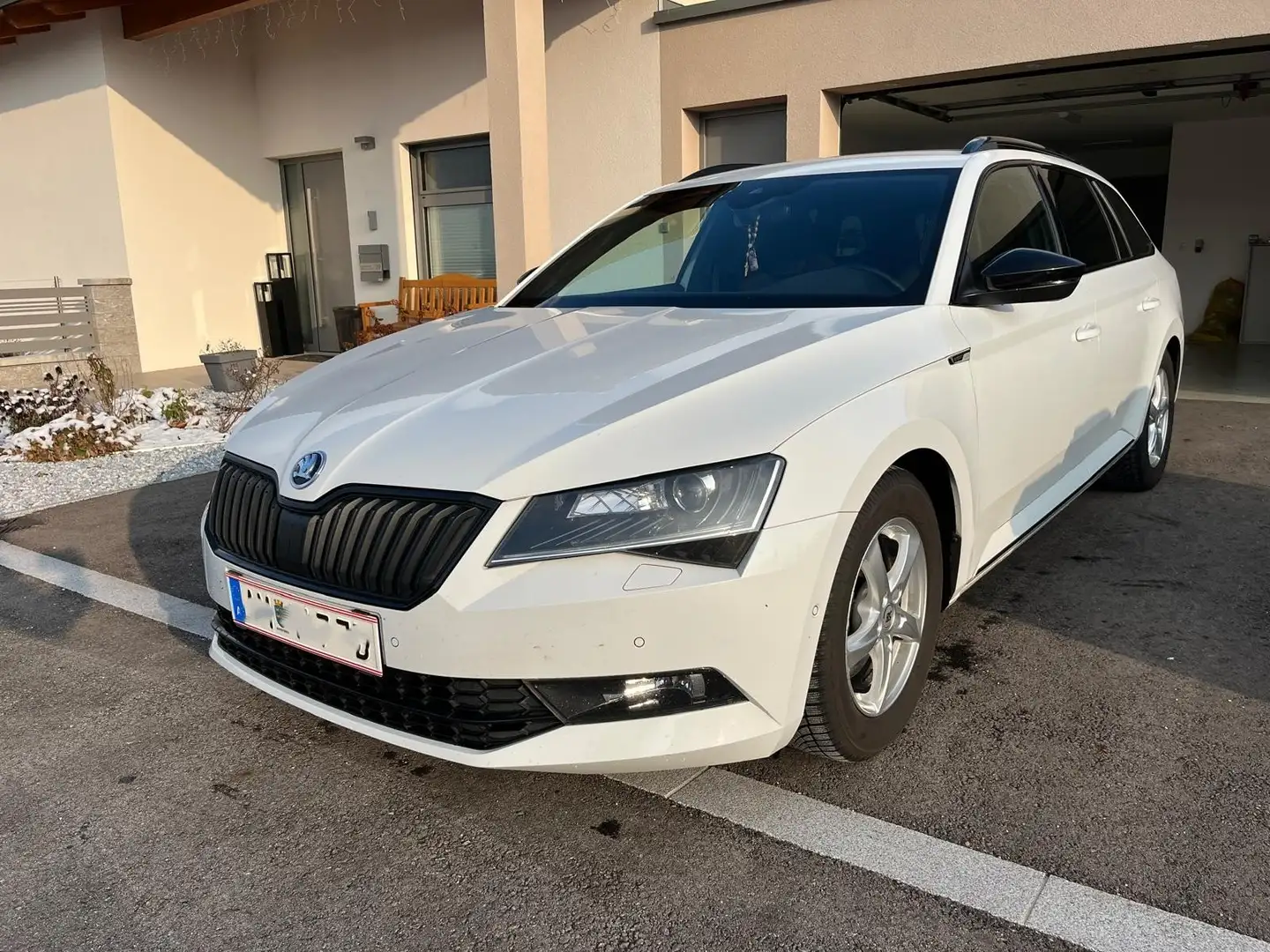 Skoda Superb Superb Kombi 2,0 TDI Sportline DSG Sportline Weiß - 1