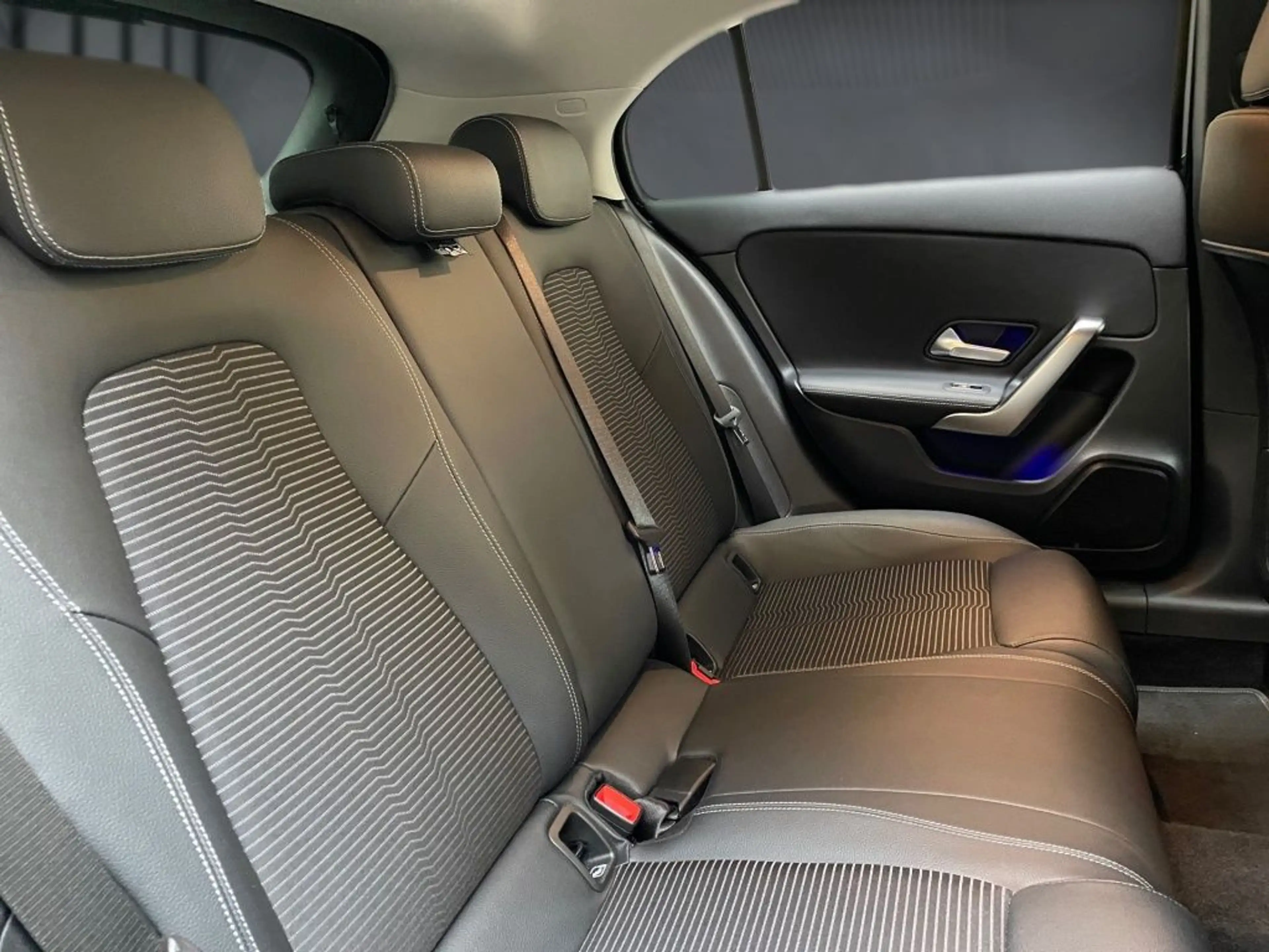 Mercedes-Benz A 250 e Carbon+MBUX+Progressive+Ambiente+CarPlay — photo 14