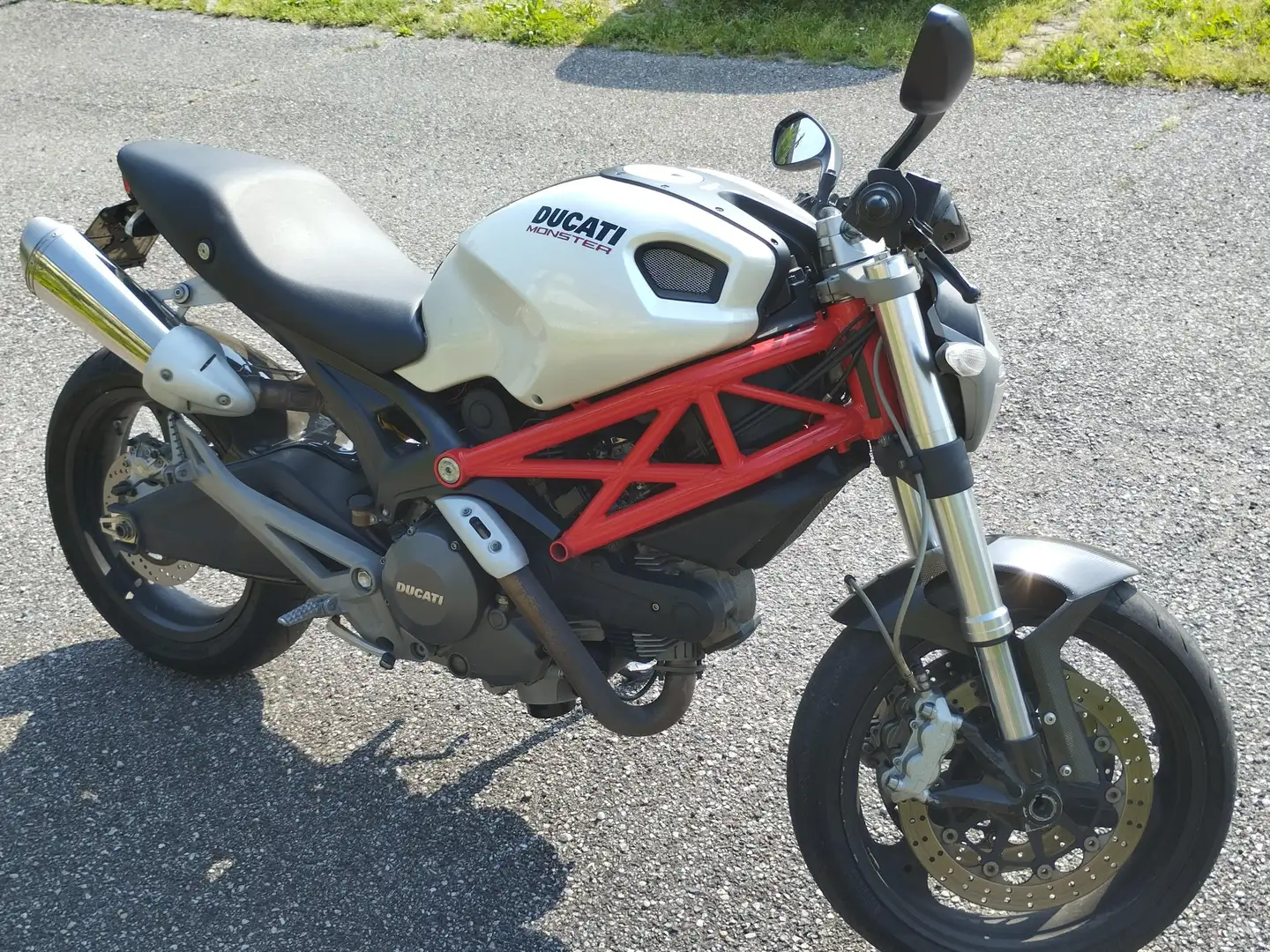 Ducati Monster 696 - 1