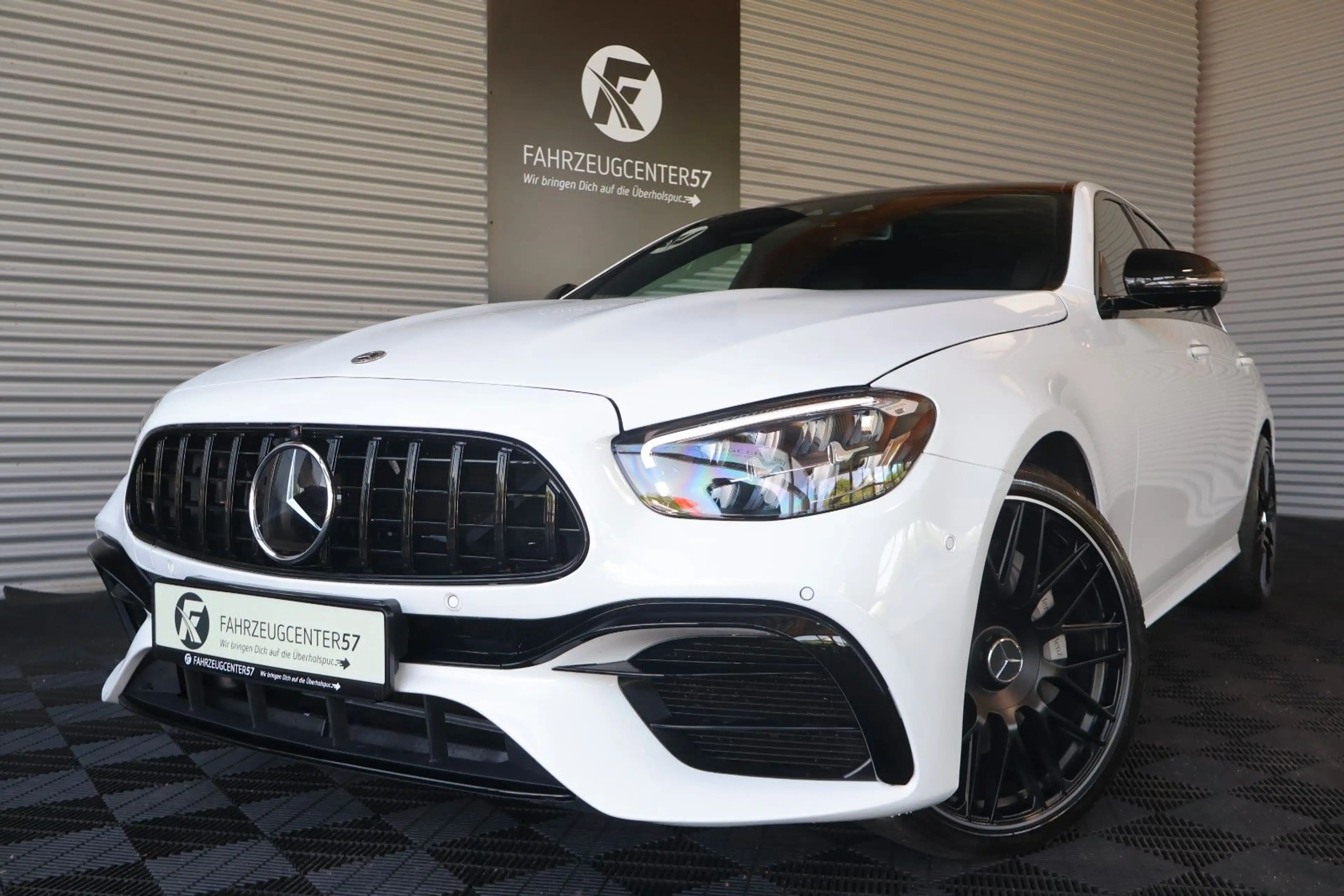 Mercedes-Benz E 450 4MATIC/E63 AMG UMBAU/BURMESTER/360°/PANO