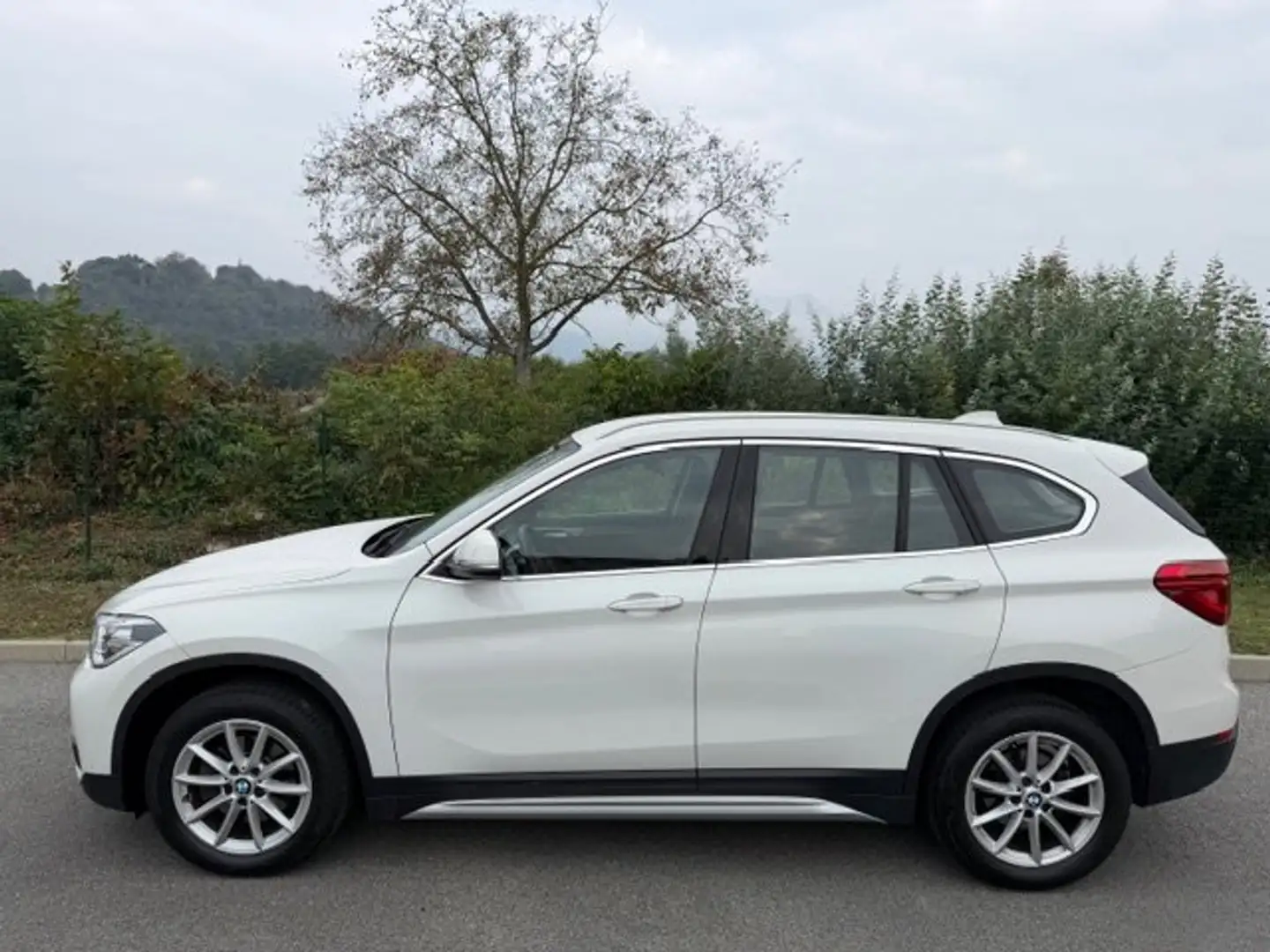 BMW X1 F48 sdrive18d Business auto Blanc - 1