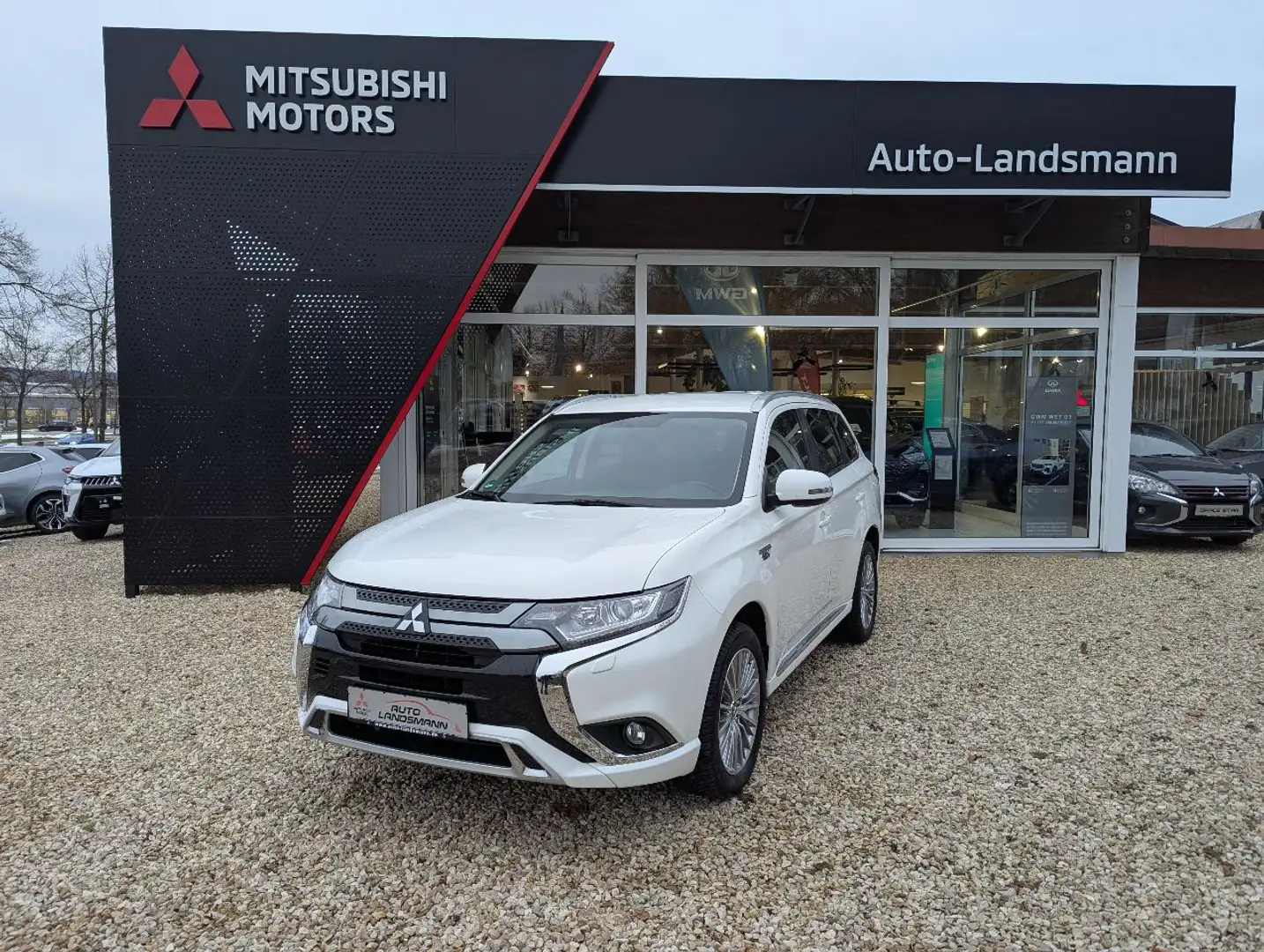 Mitsubishi Outlander PHEV BASIS mit Spirit-Paket 2.4 4WD Weiß - 1