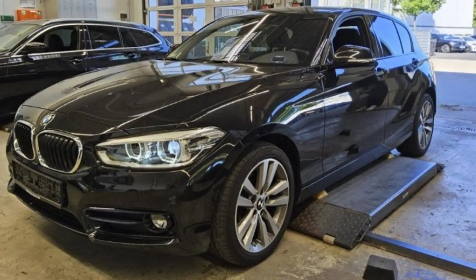 BMW 118 i SpLine NavPR A.LED H/K Kam DAB Klimaaut 17 Schwarz - 1